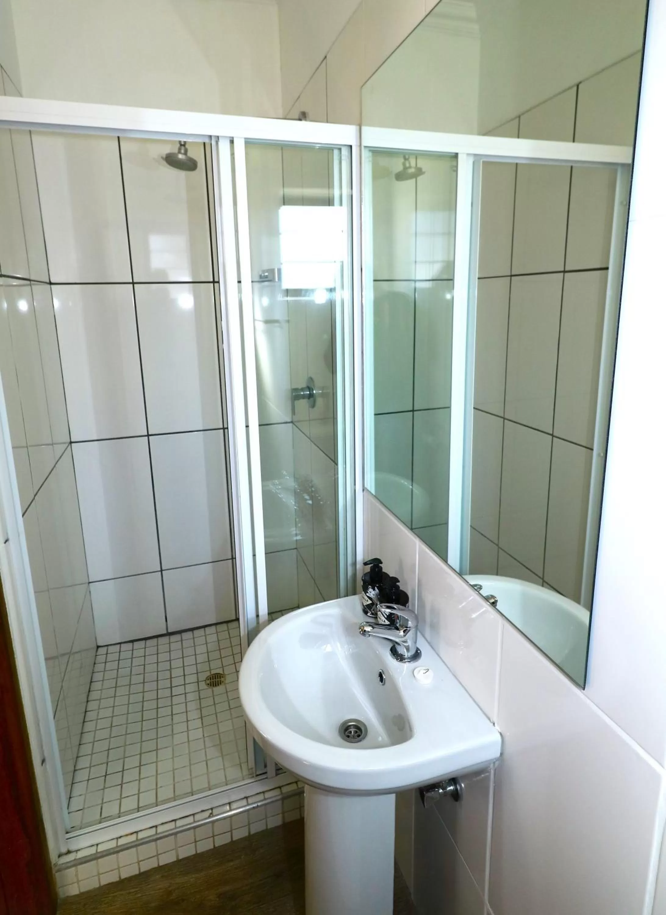 Shower, Bathroom in Tiende Laan Bed & Breakfast and Self-Catering