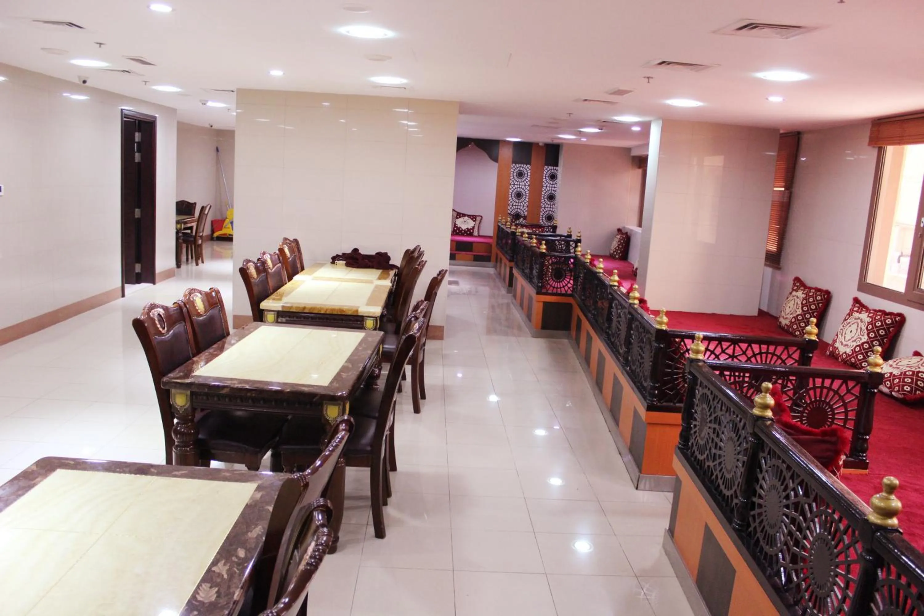 Restaurant/places to eat in Montreal Naif Hotel