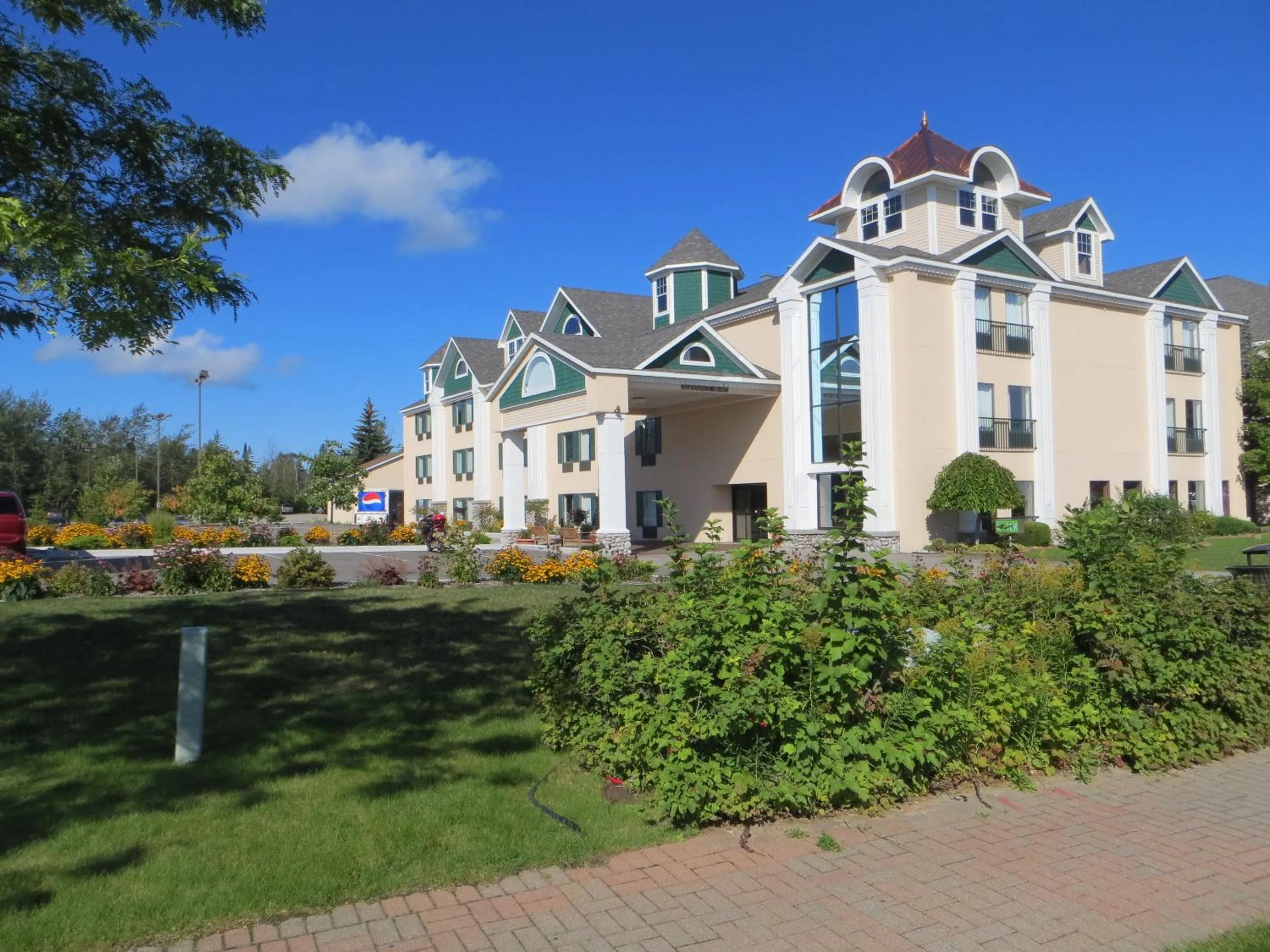 Facade/entrance in Bayside Hotel of Mackinac