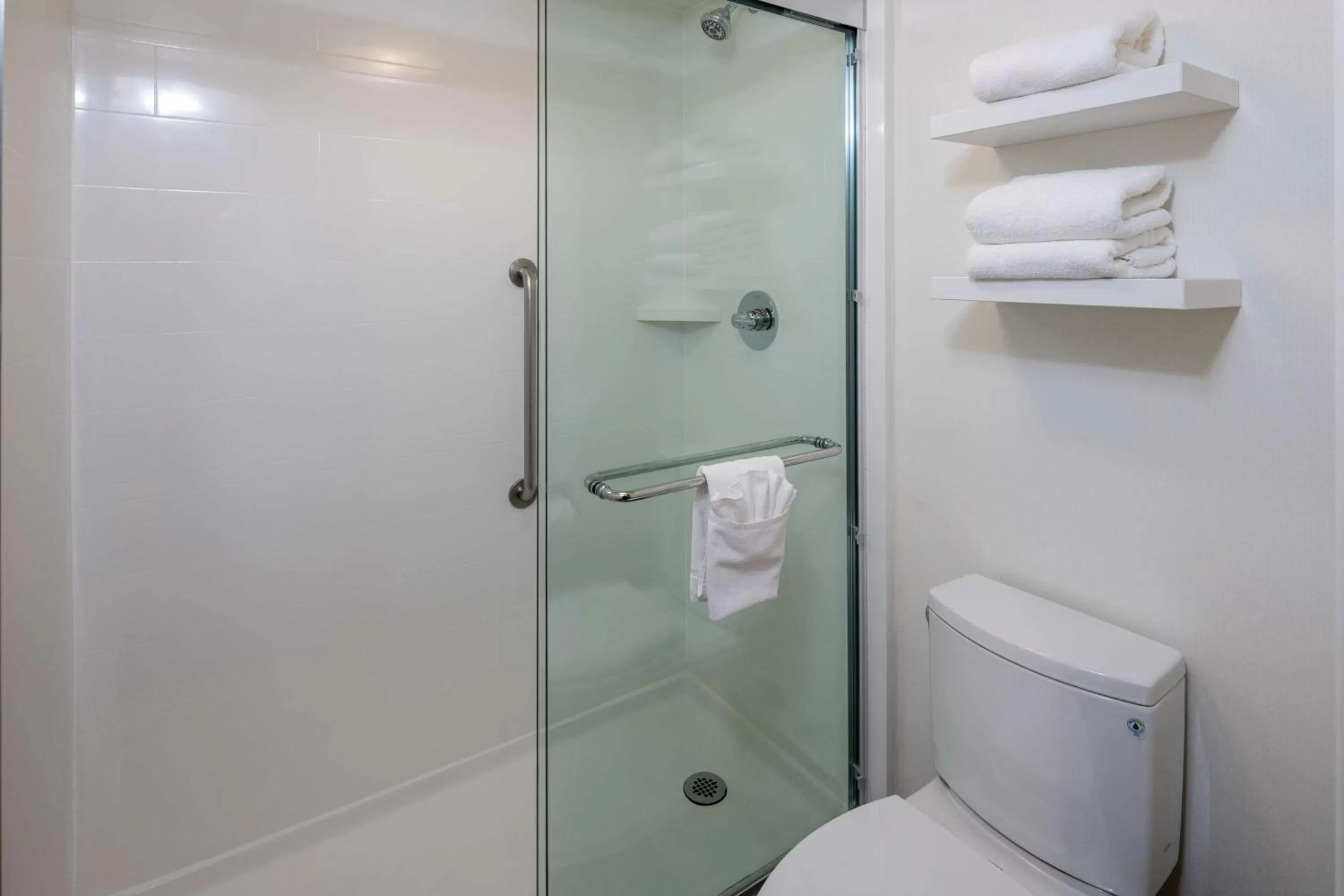 Bathroom in Hampton Inn San Francisco Airport