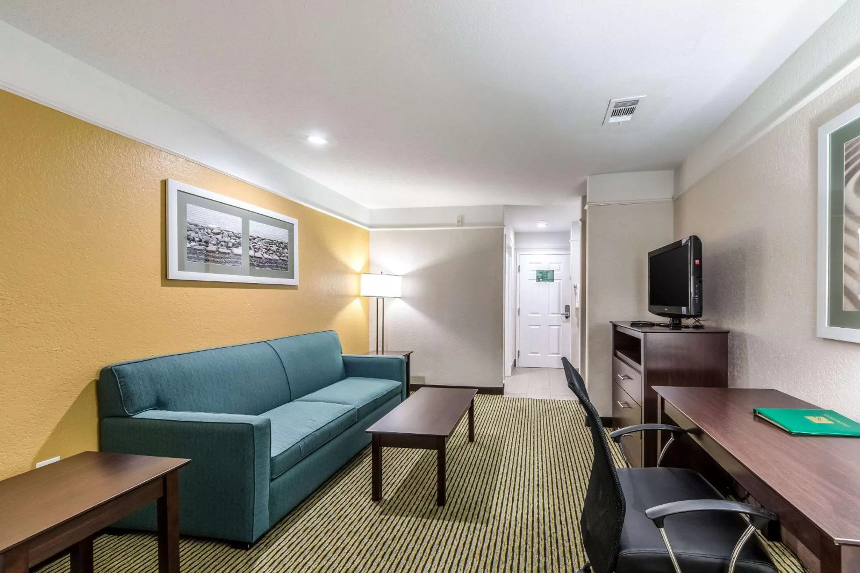 Photo of the whole room, Seating Area in Quality Inn & Suites SeaWorld North