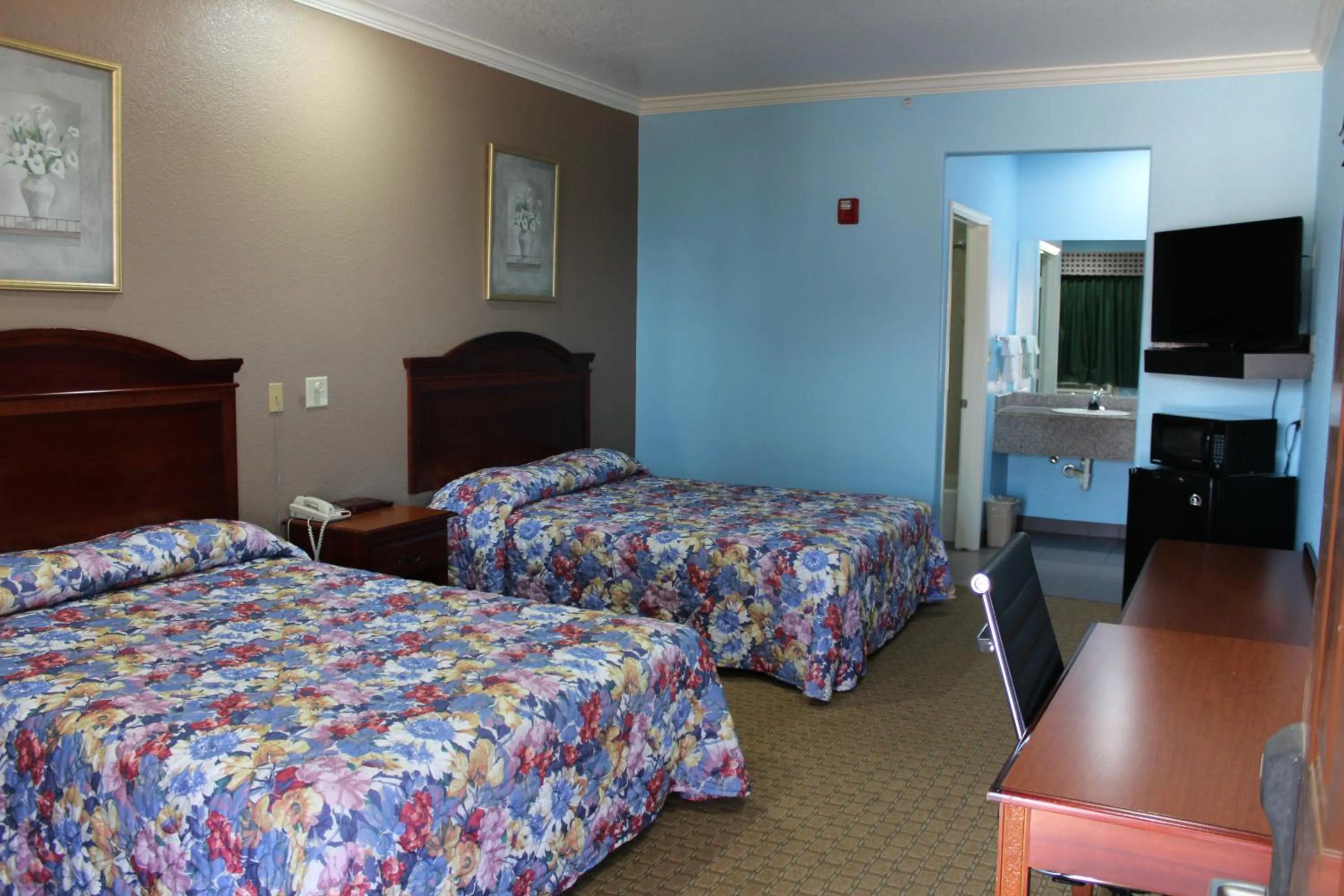 Bed in Budget Inn Pasadena