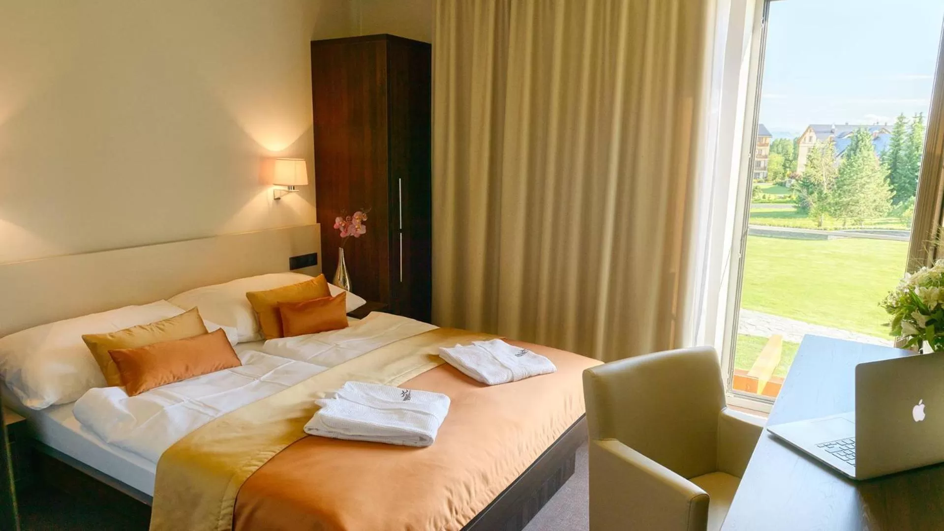 Balcony/Terrace, Bed in Horizont Resort