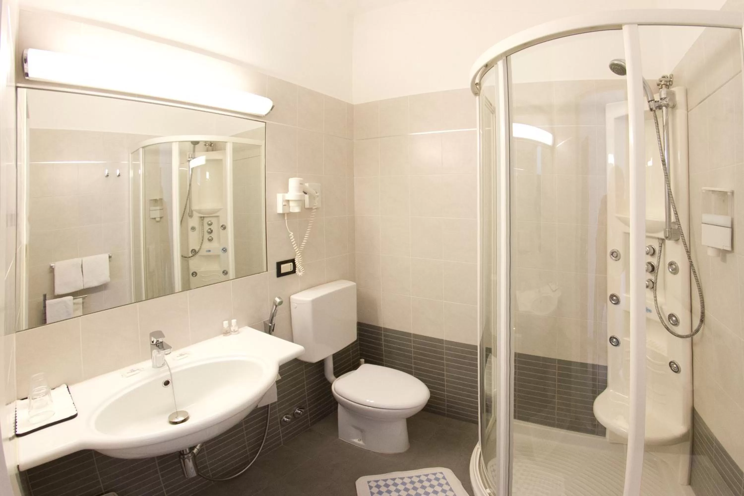 Bathroom in Hotel Roma