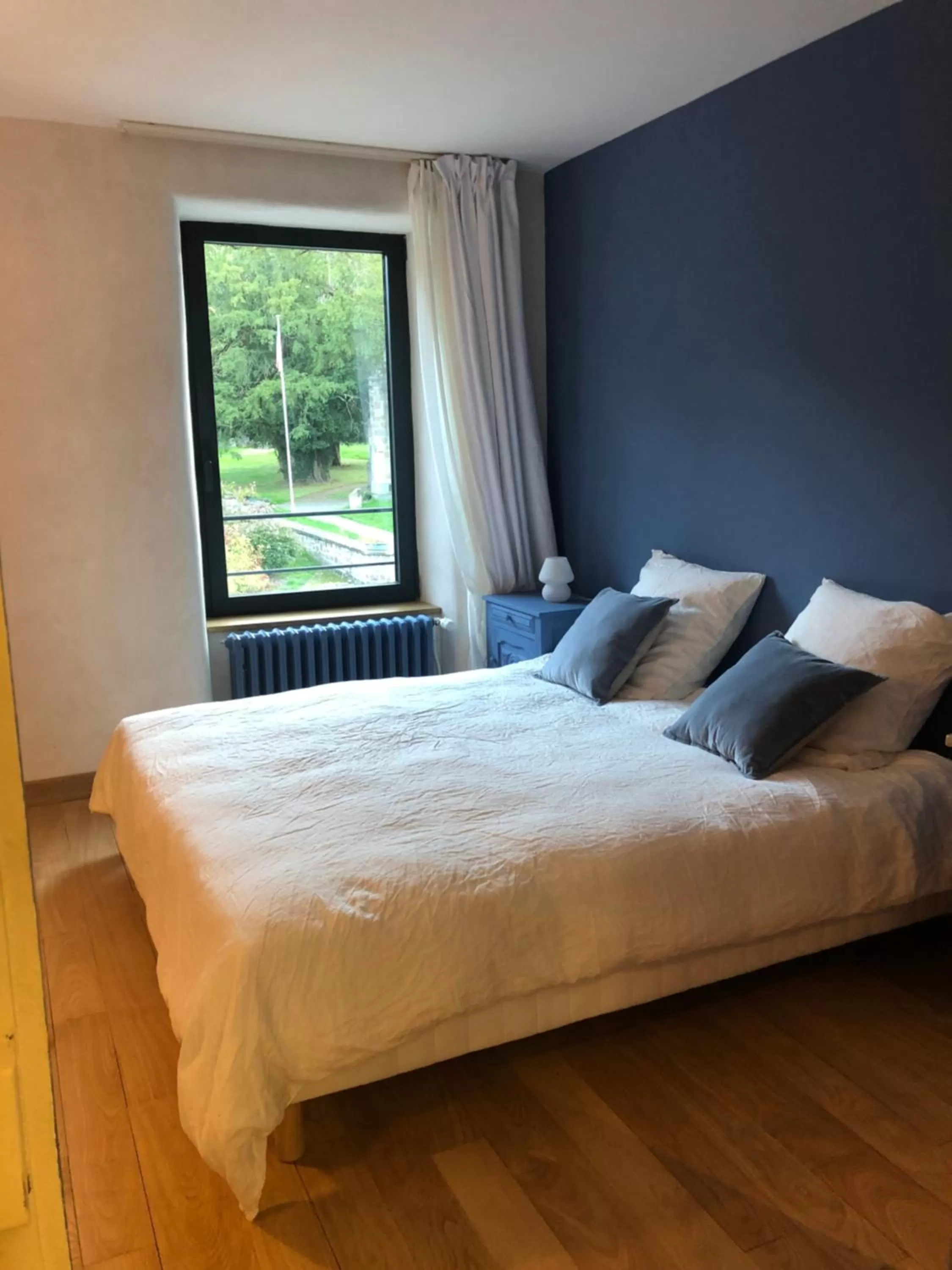 Bed in Fleurs de lin