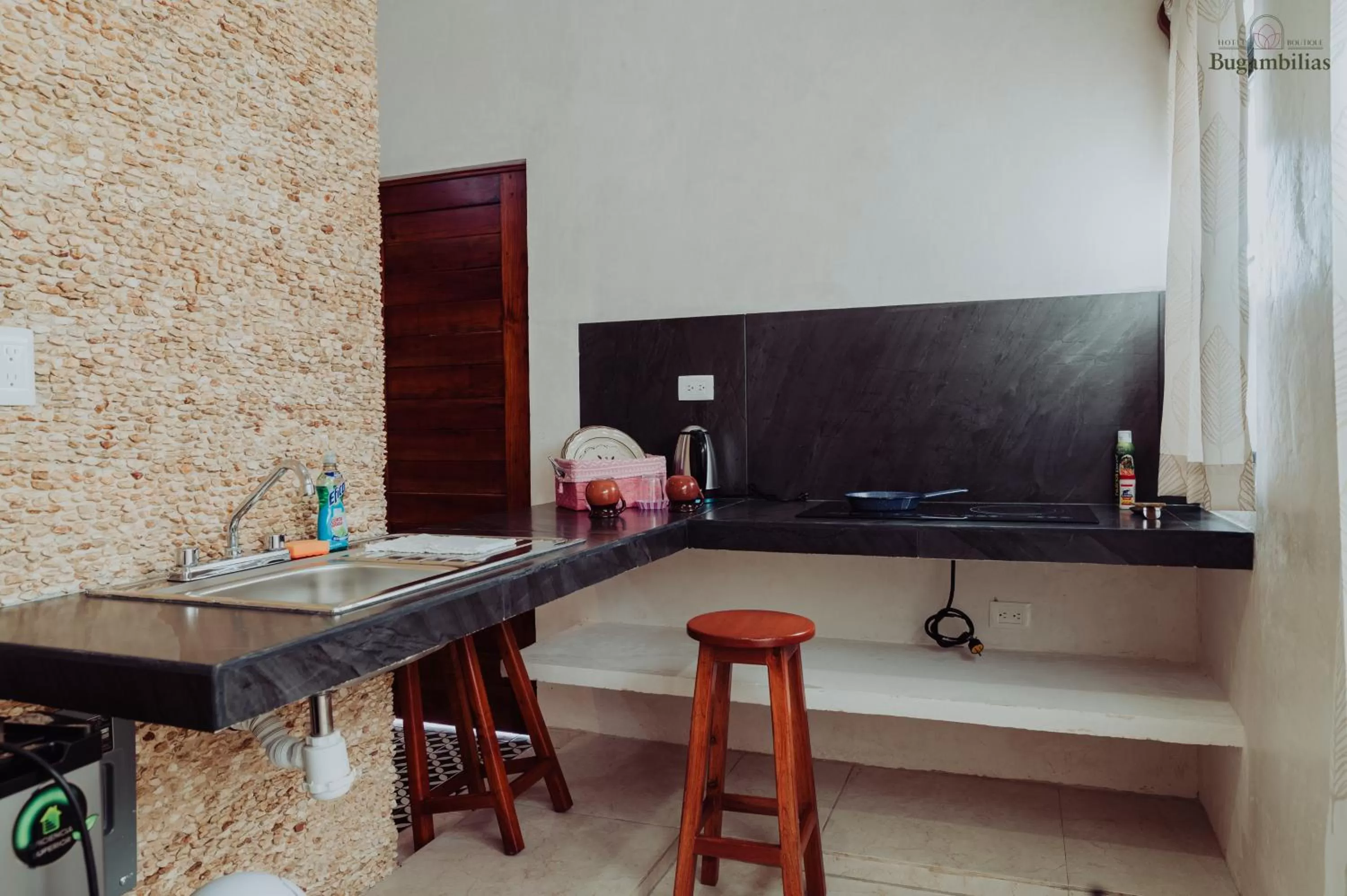 Kitchen or kitchenette, TV/Entertainment Center in Hotel Boutique Bugambilias