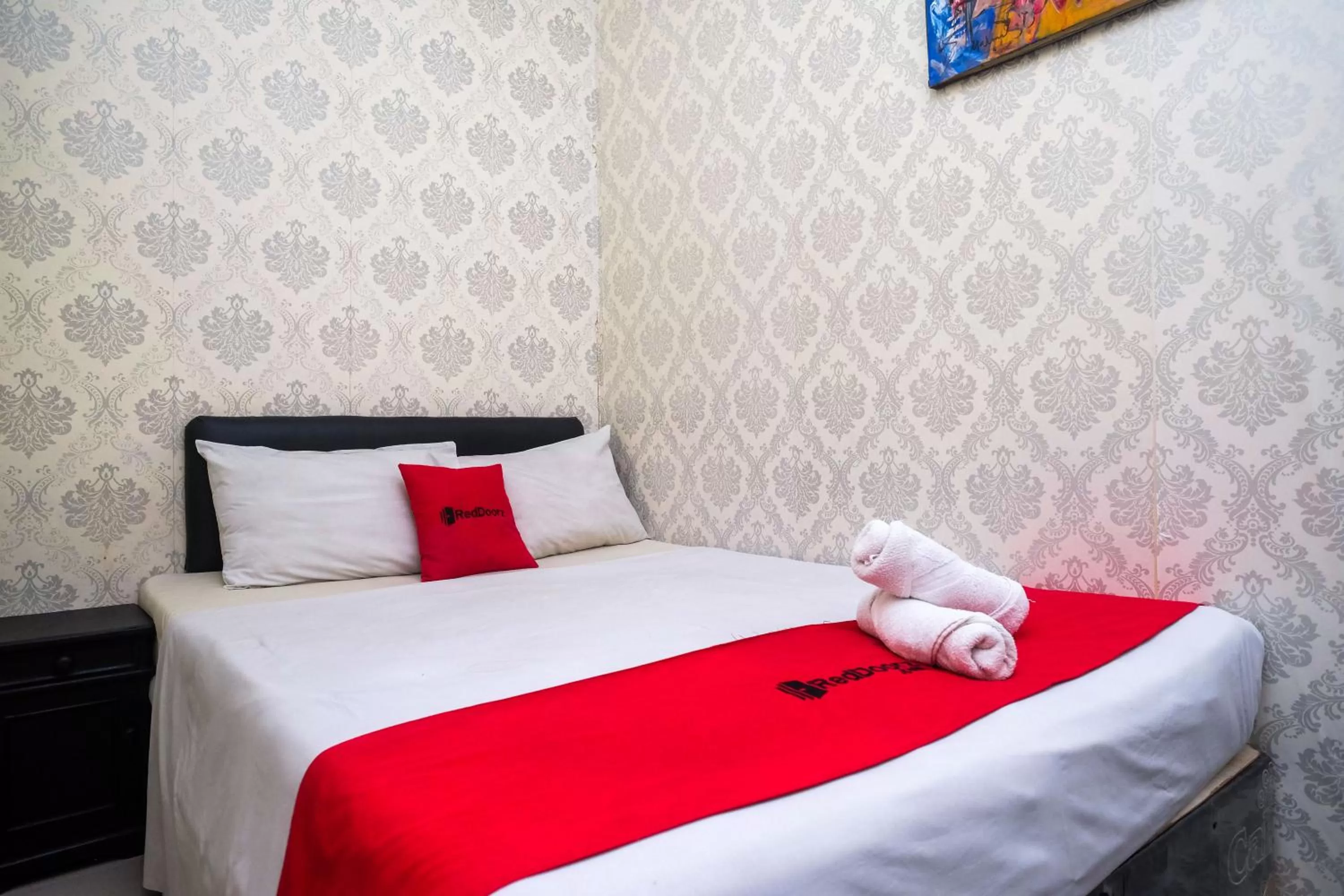 Bedroom, Bed in RedDoorz at Mamagayo Inn Yogyakarta