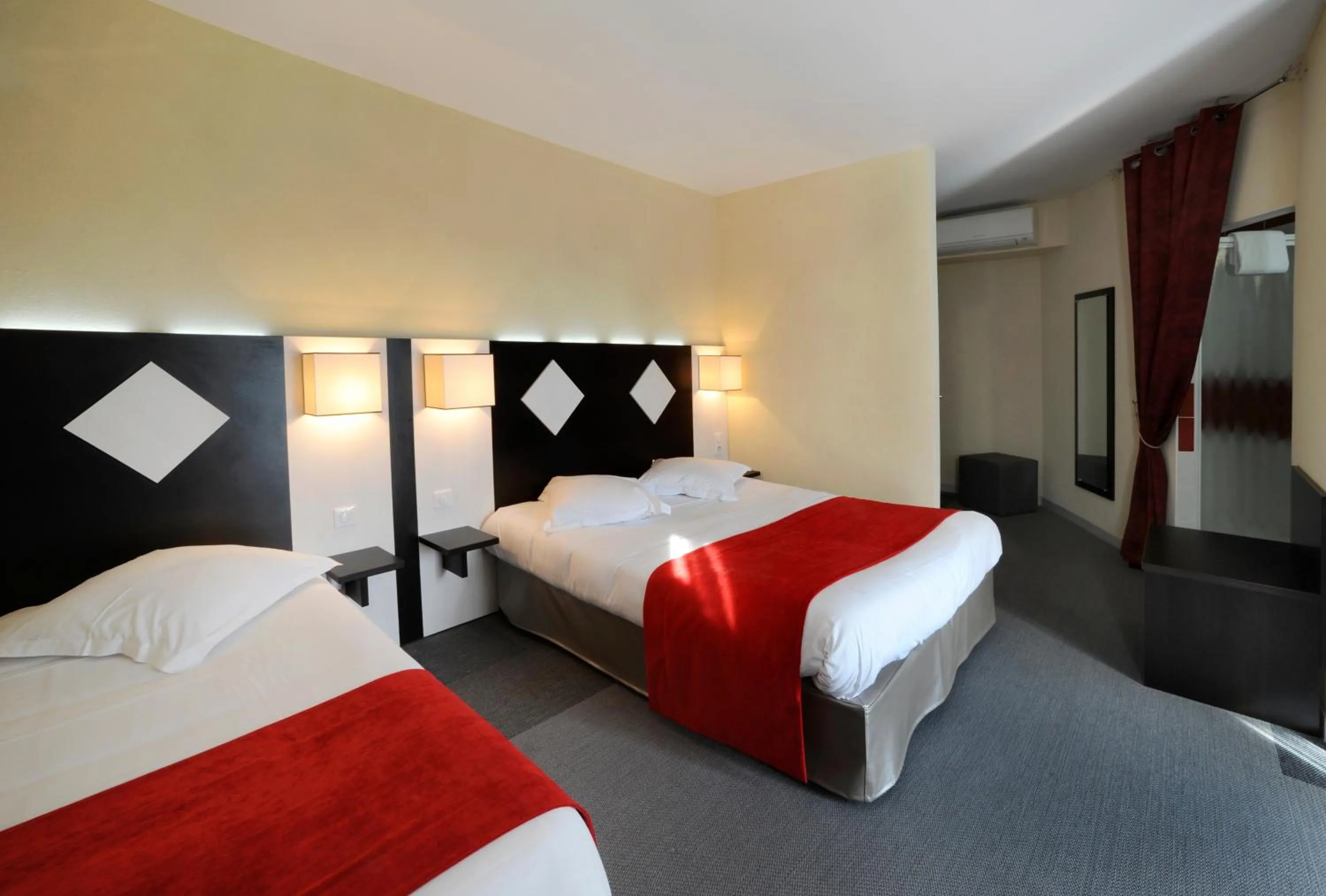 Photo of the whole room, Bed in The Originals City, Hôtel des Arènes, Saintes