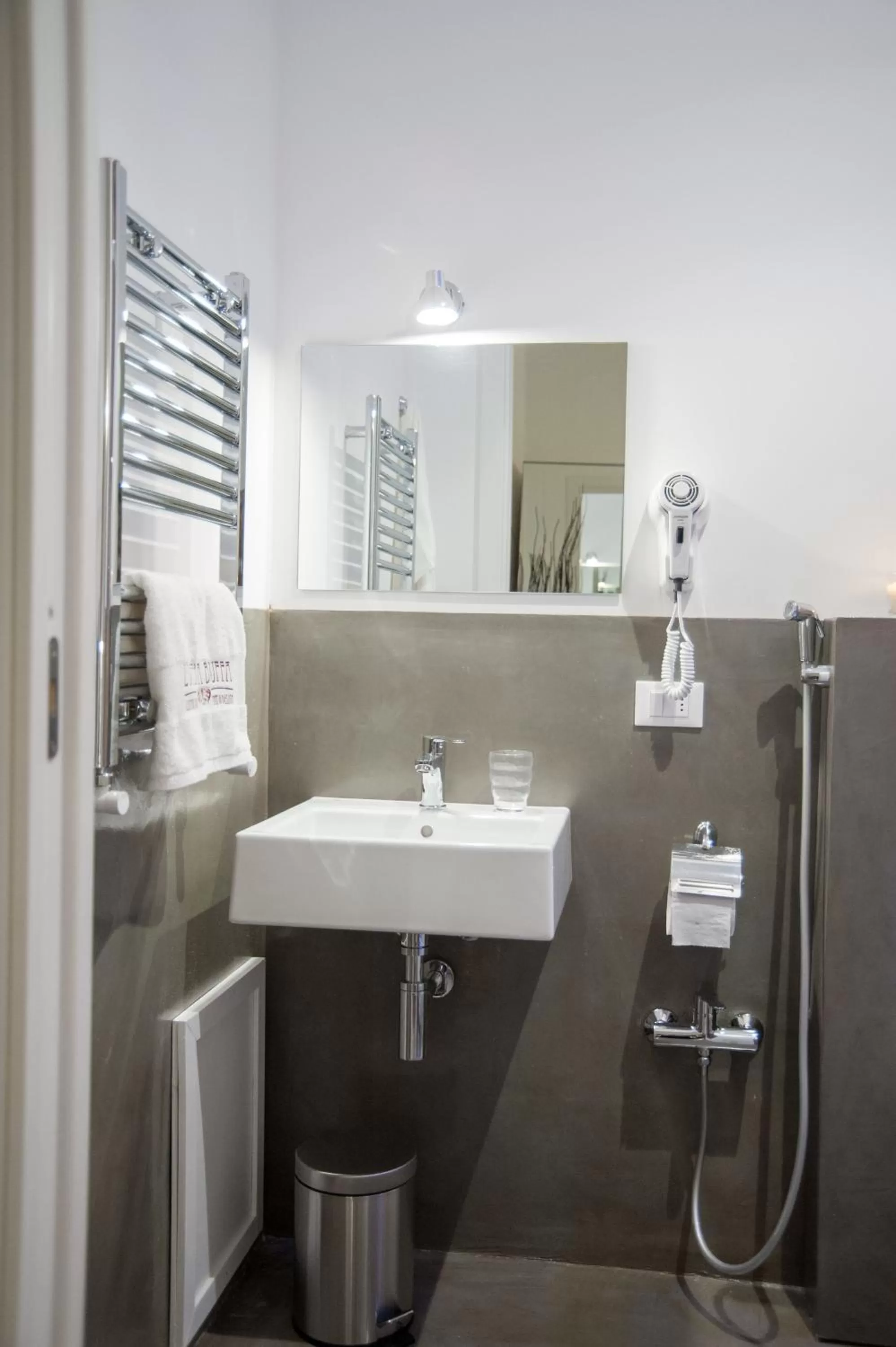 Bathroom in L'Opera Buffa