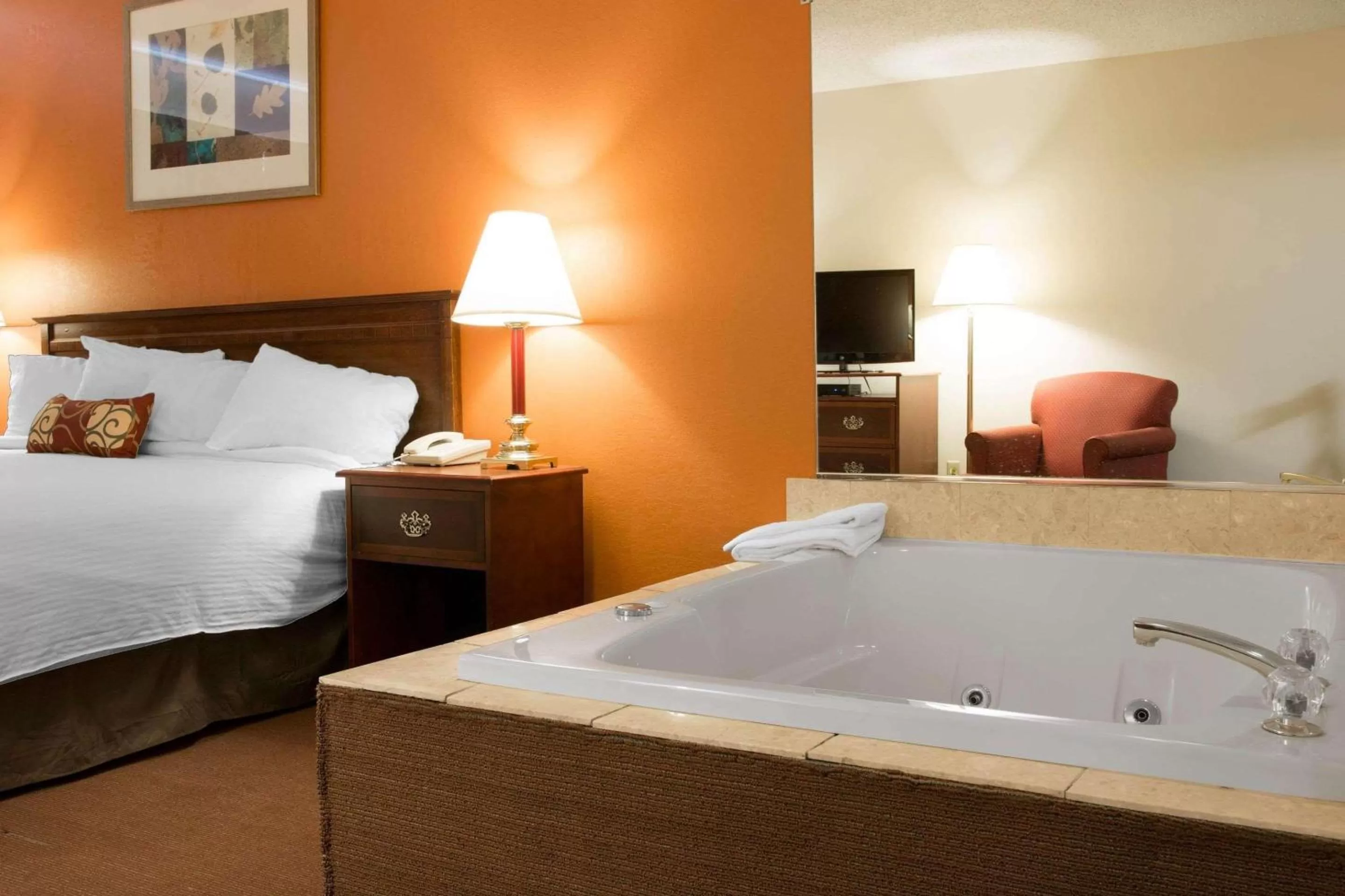 Photo of the whole room, Bed in Rodeway Inn Muskegon Airport