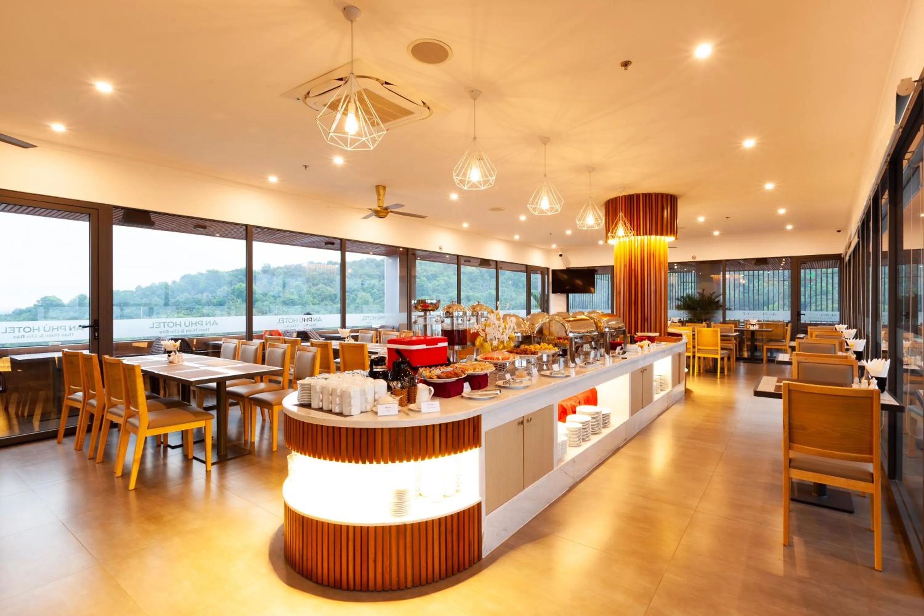 Restaurant/places to eat in An Phu Hotel