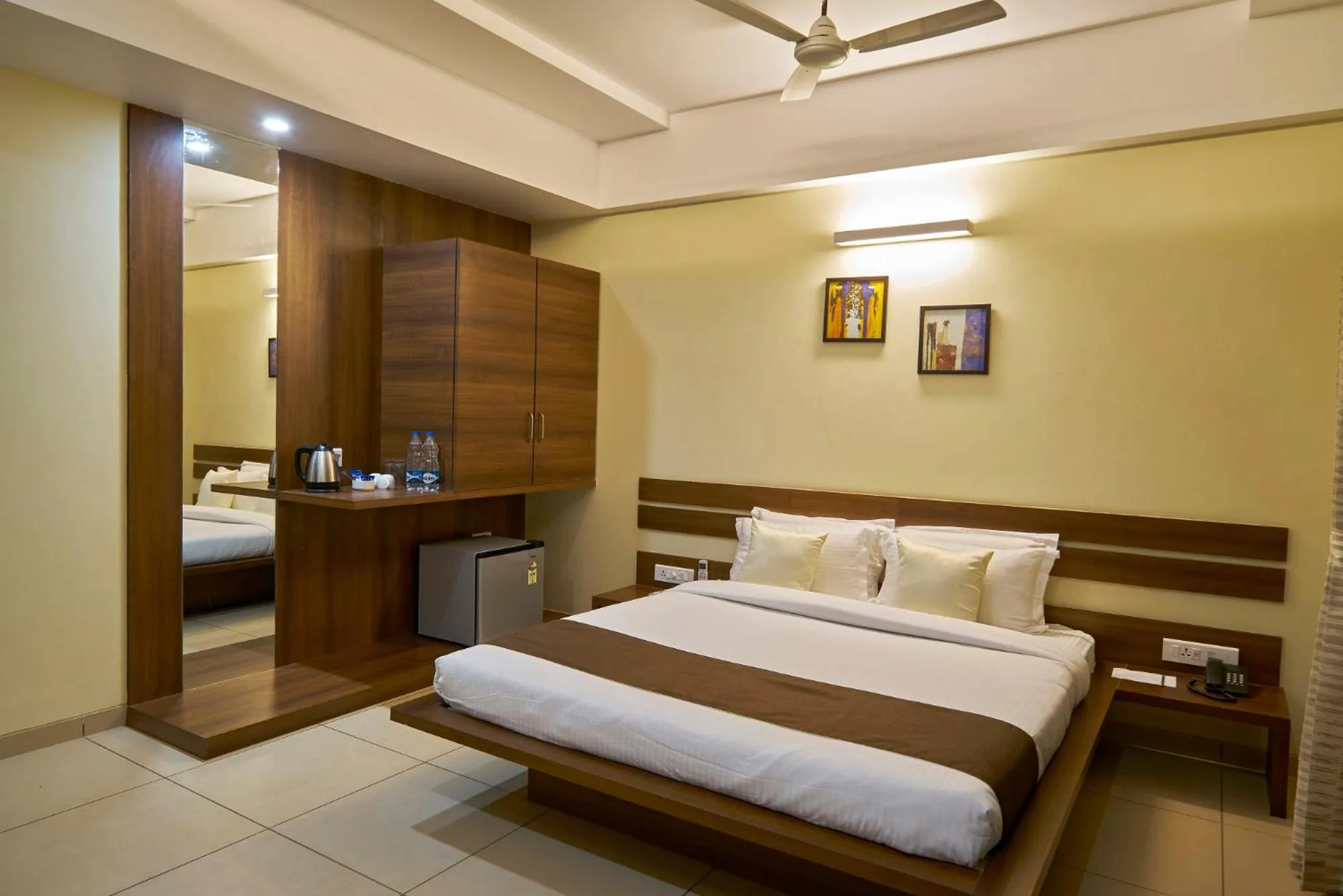 Bedroom, Bed in Hotel 3 Leaves NEAR CENTRAL BUS STAND
