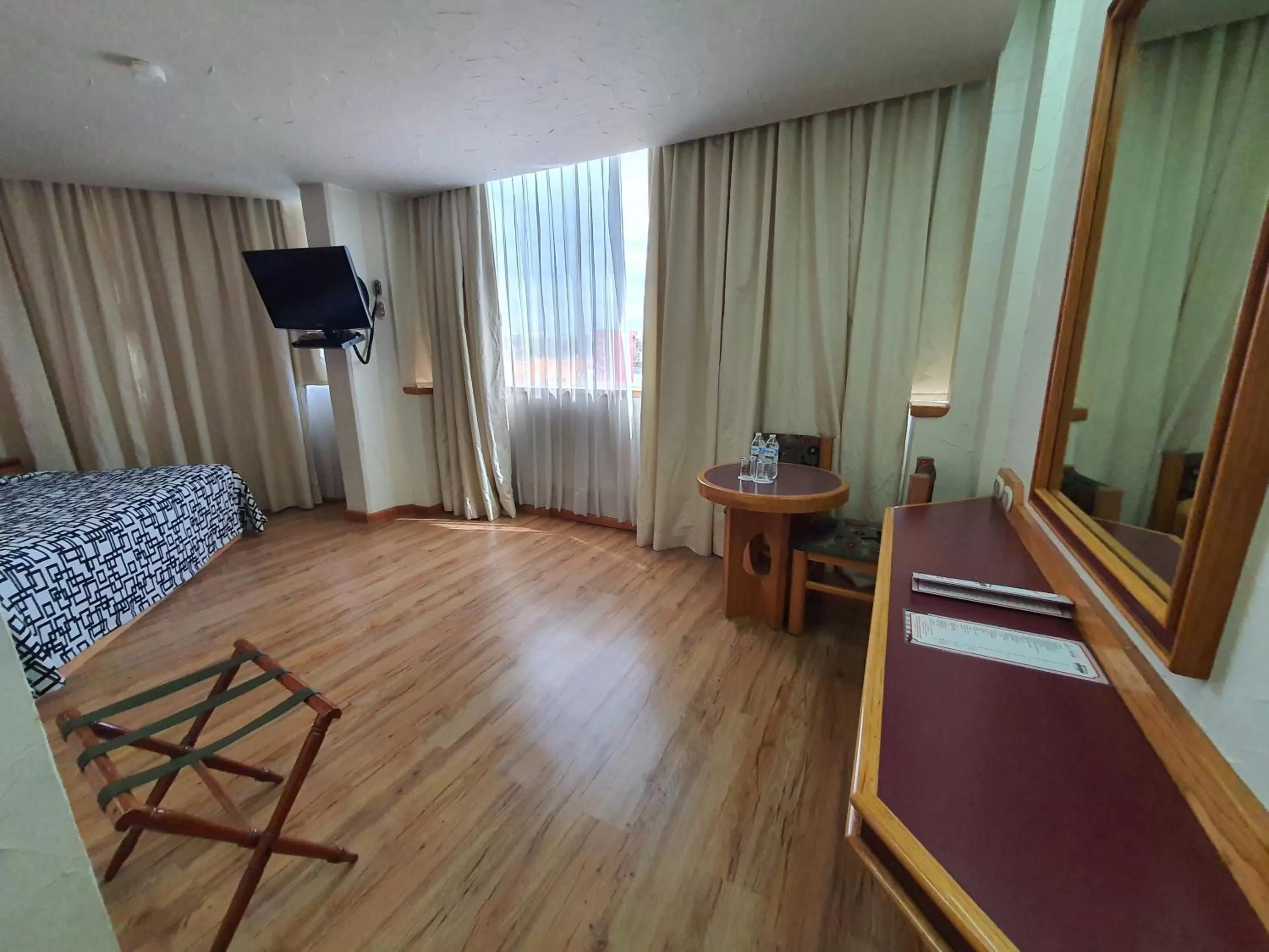 TV/Entertainment Center in Hotel Alcampo