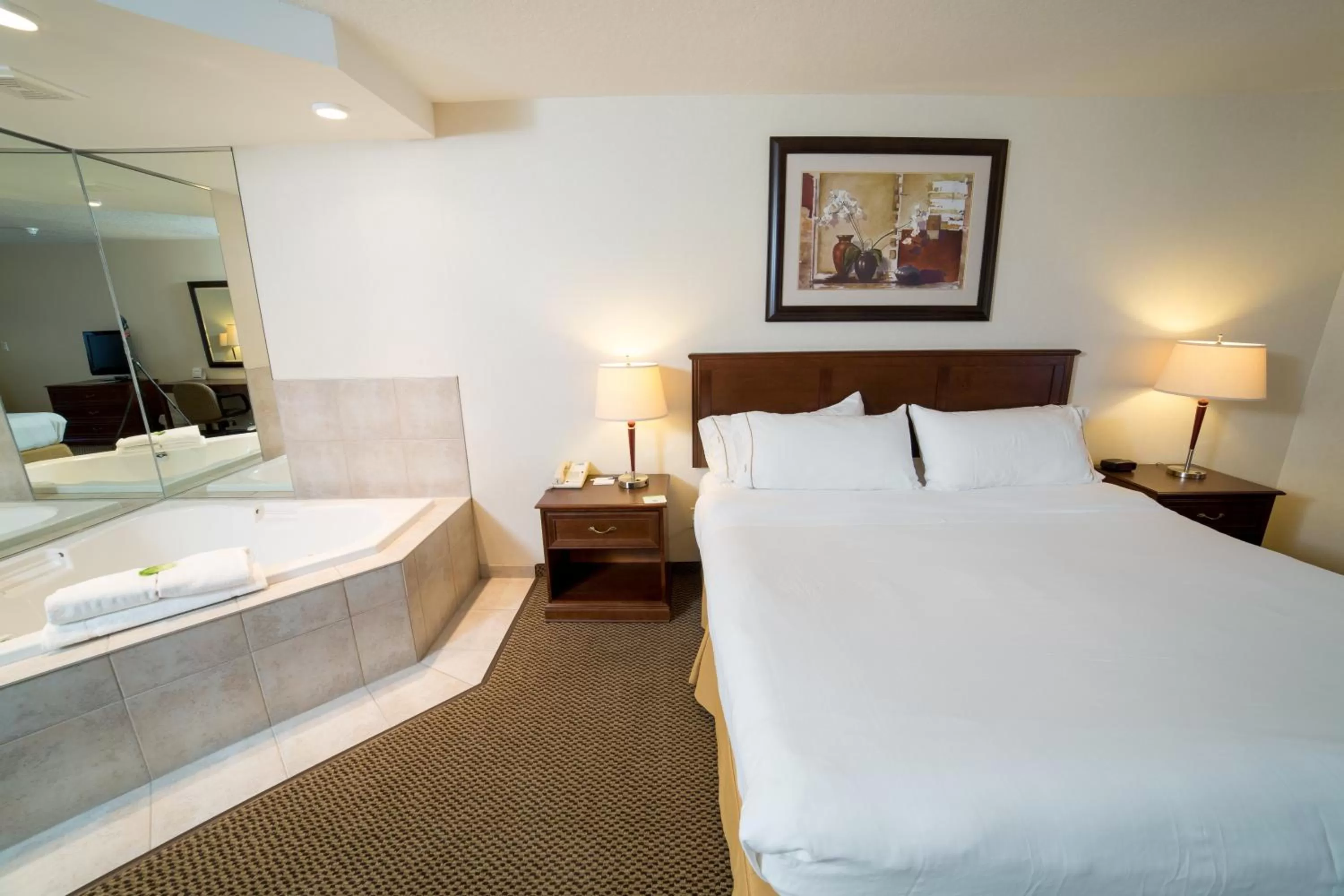 Photo of the whole room, Bed in Holiday Inn Express & Suites Drayton Valley by IHG