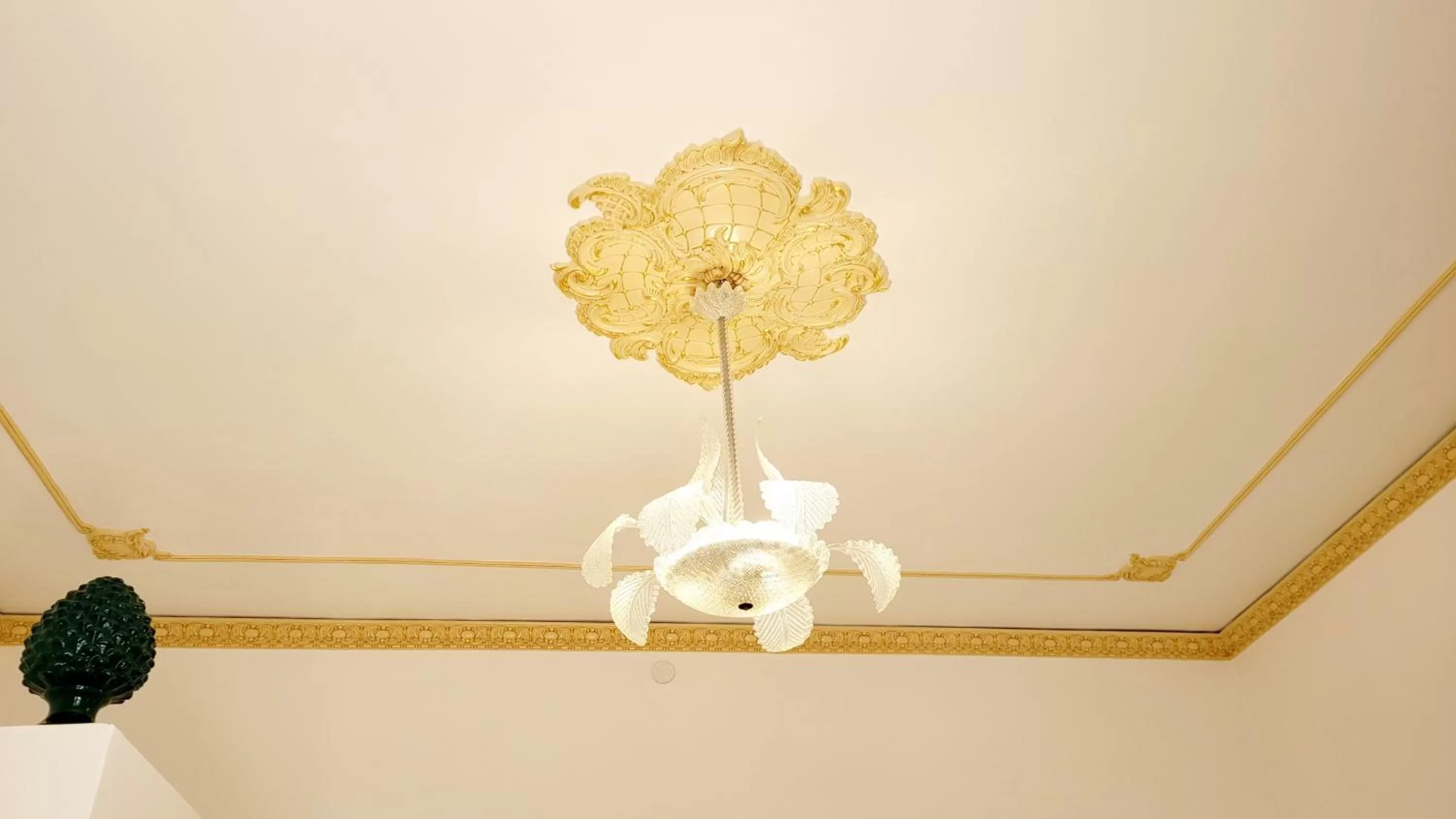 Decorative detail in Zanzi 's Charming Rooms