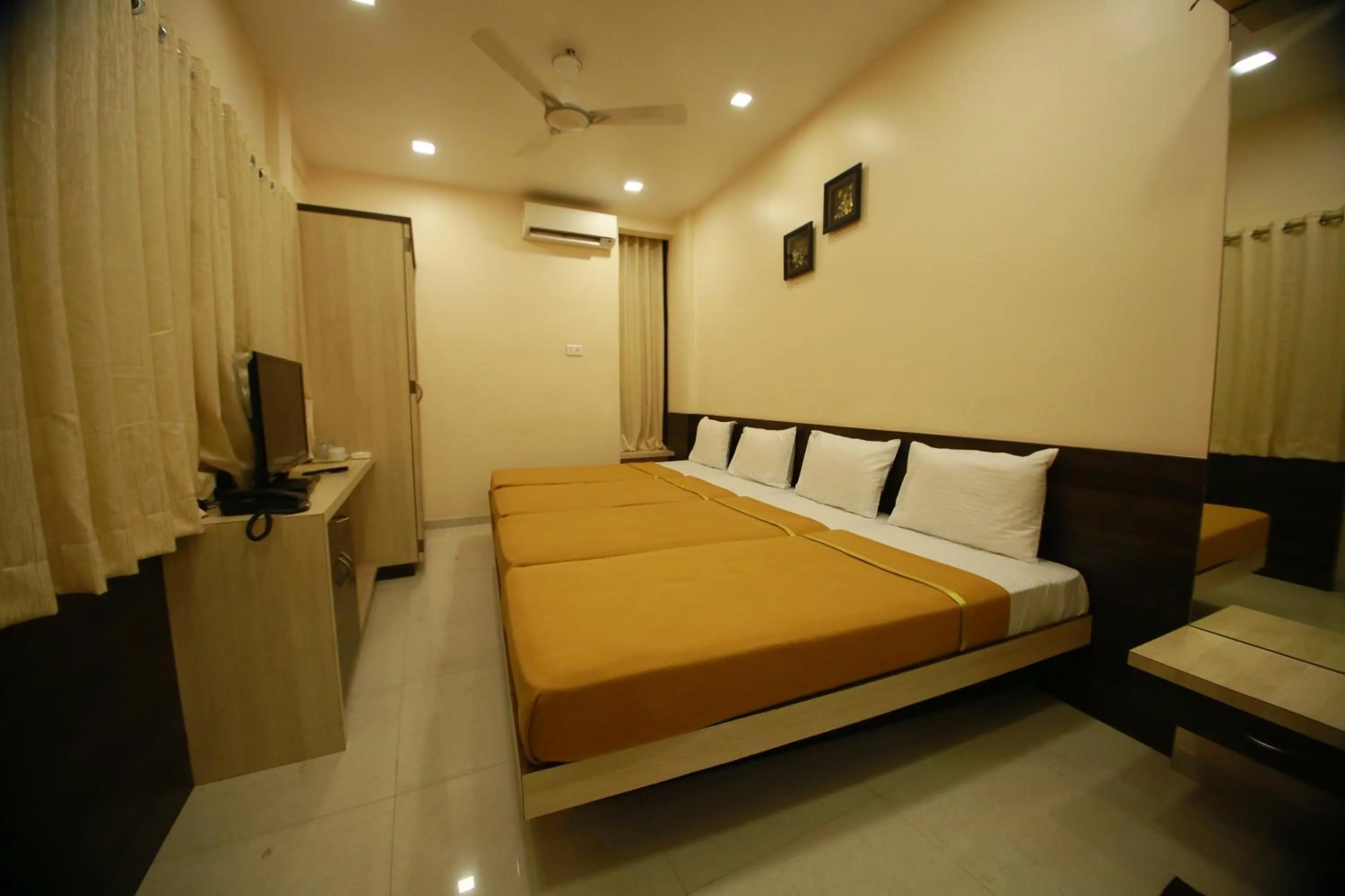 Bed in Hotel Madhuri Executive