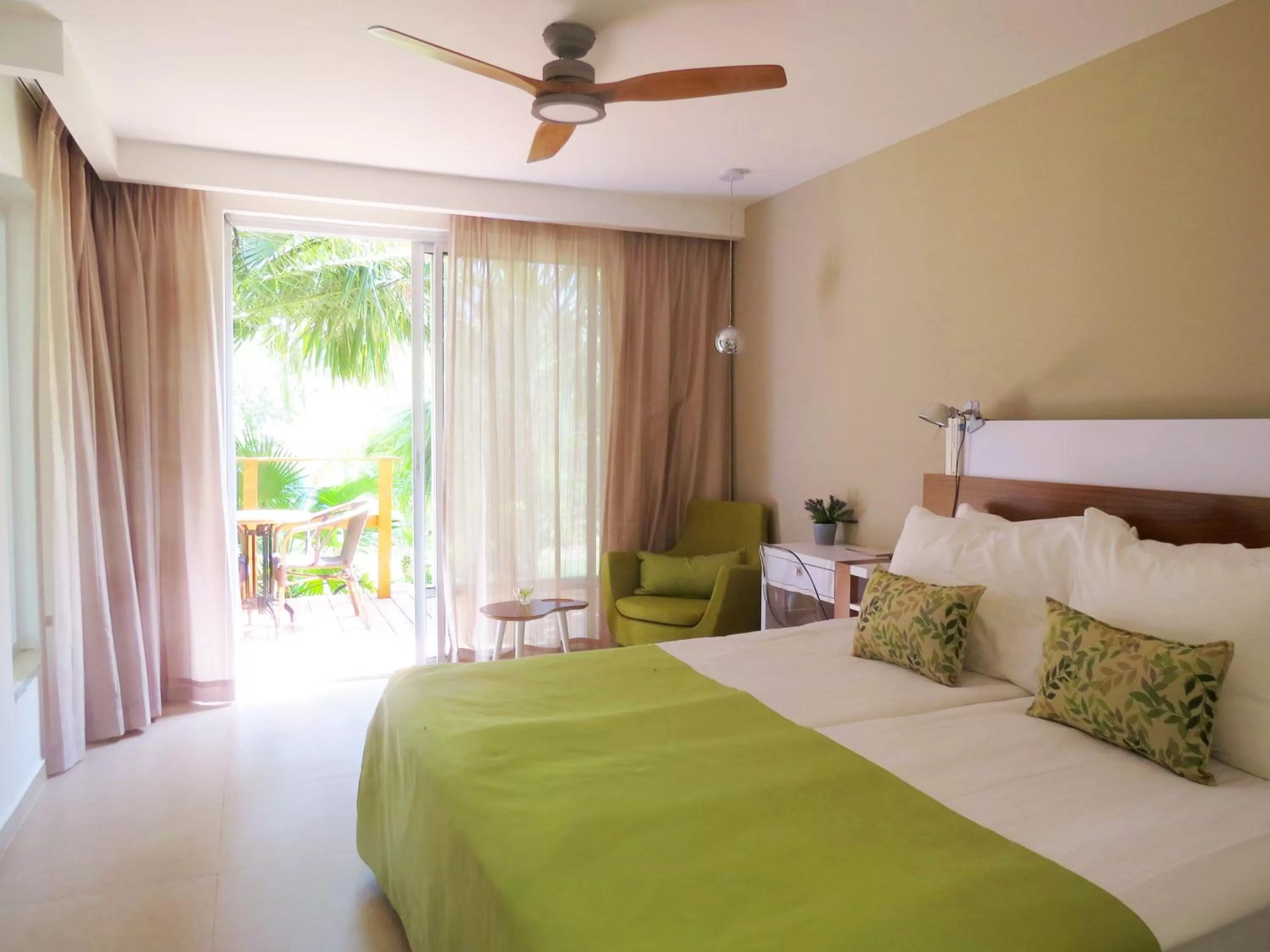 Bedroom, Bed in Ein Gedi Kibbutz Hotel