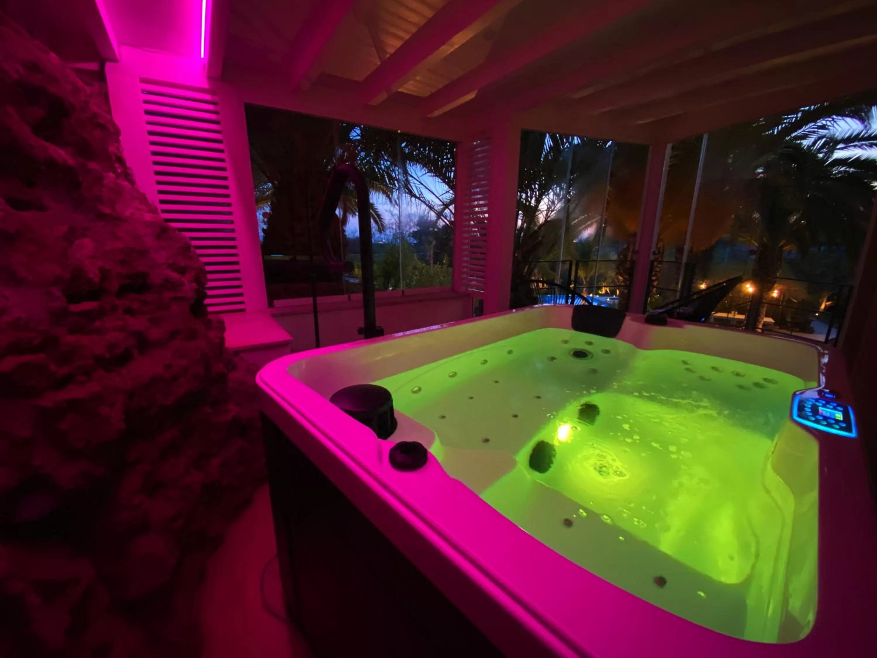 Hot Tub in Emesh Boutique Suite