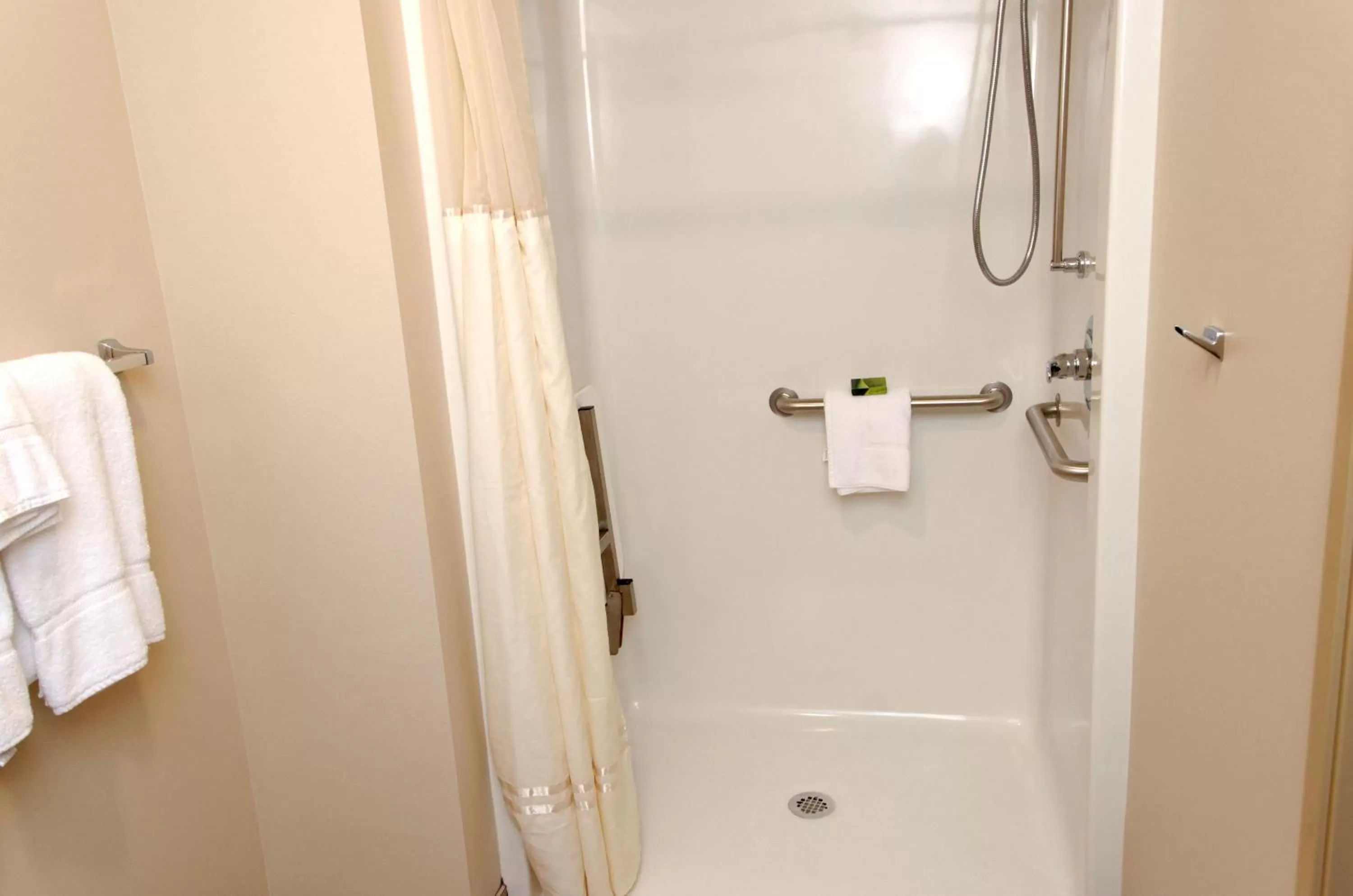 Shower in Cobblestone Inn & Suites Fort Madison