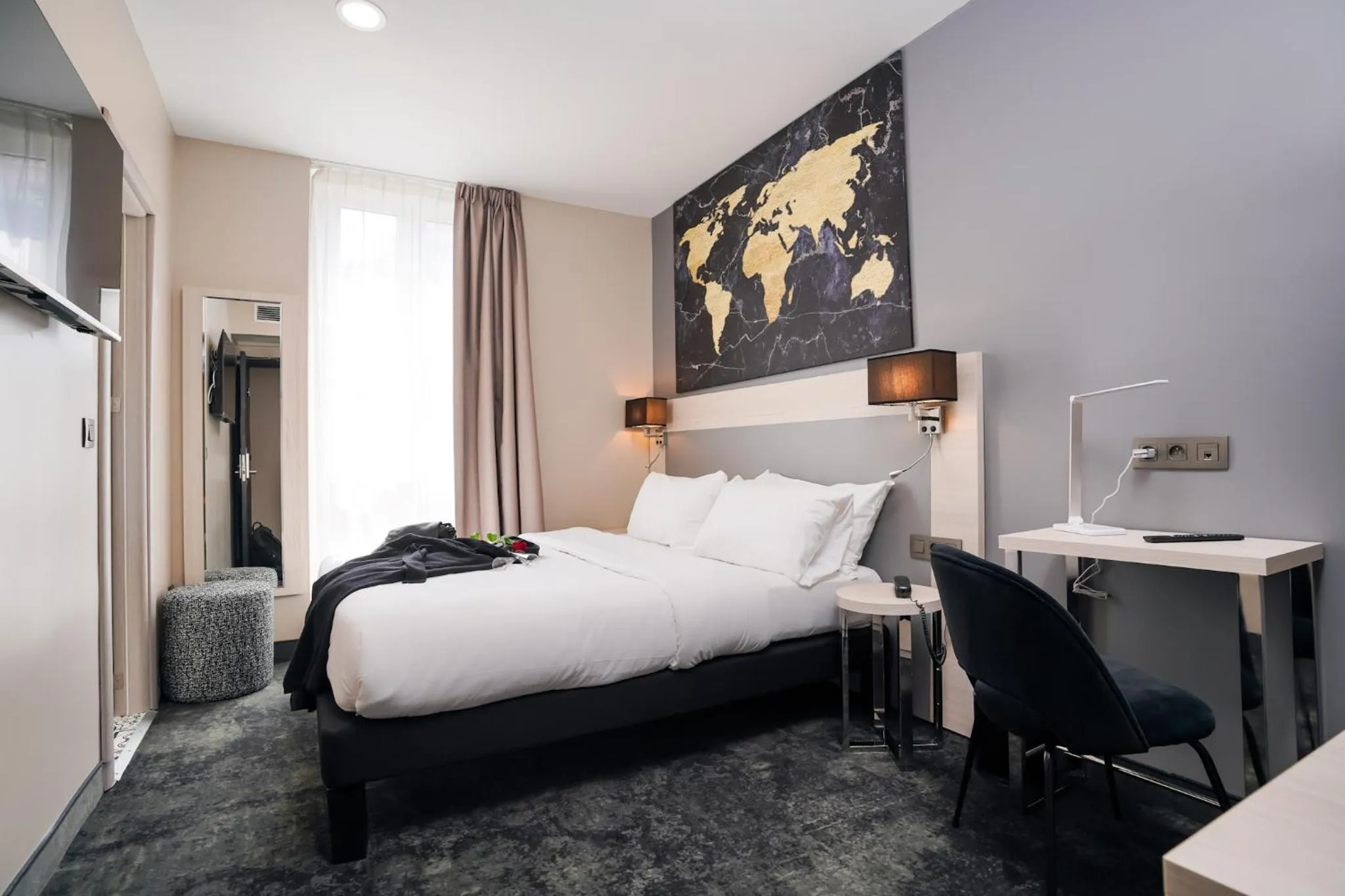 Bed in Hôtel Univers