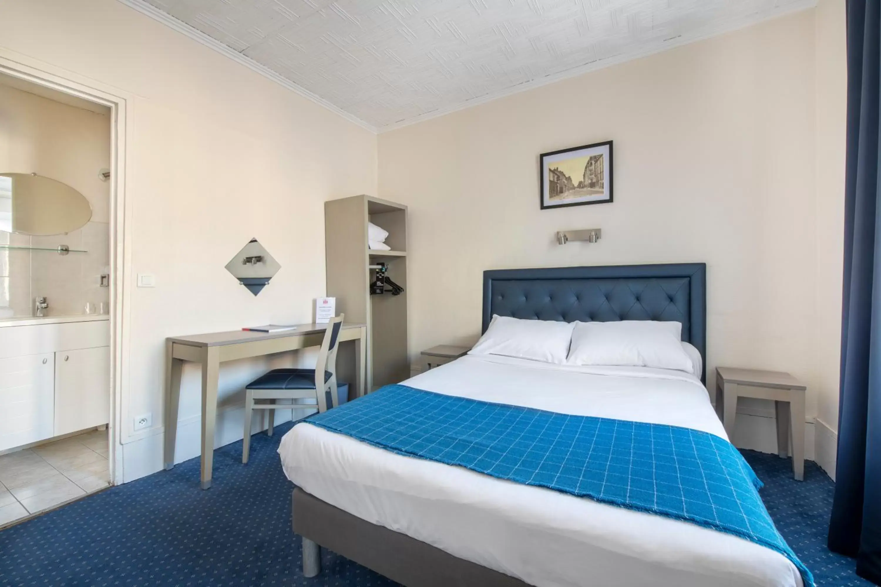 Family Room in Royal Hotel Versailles Family Room in Royal Hotel Versailles