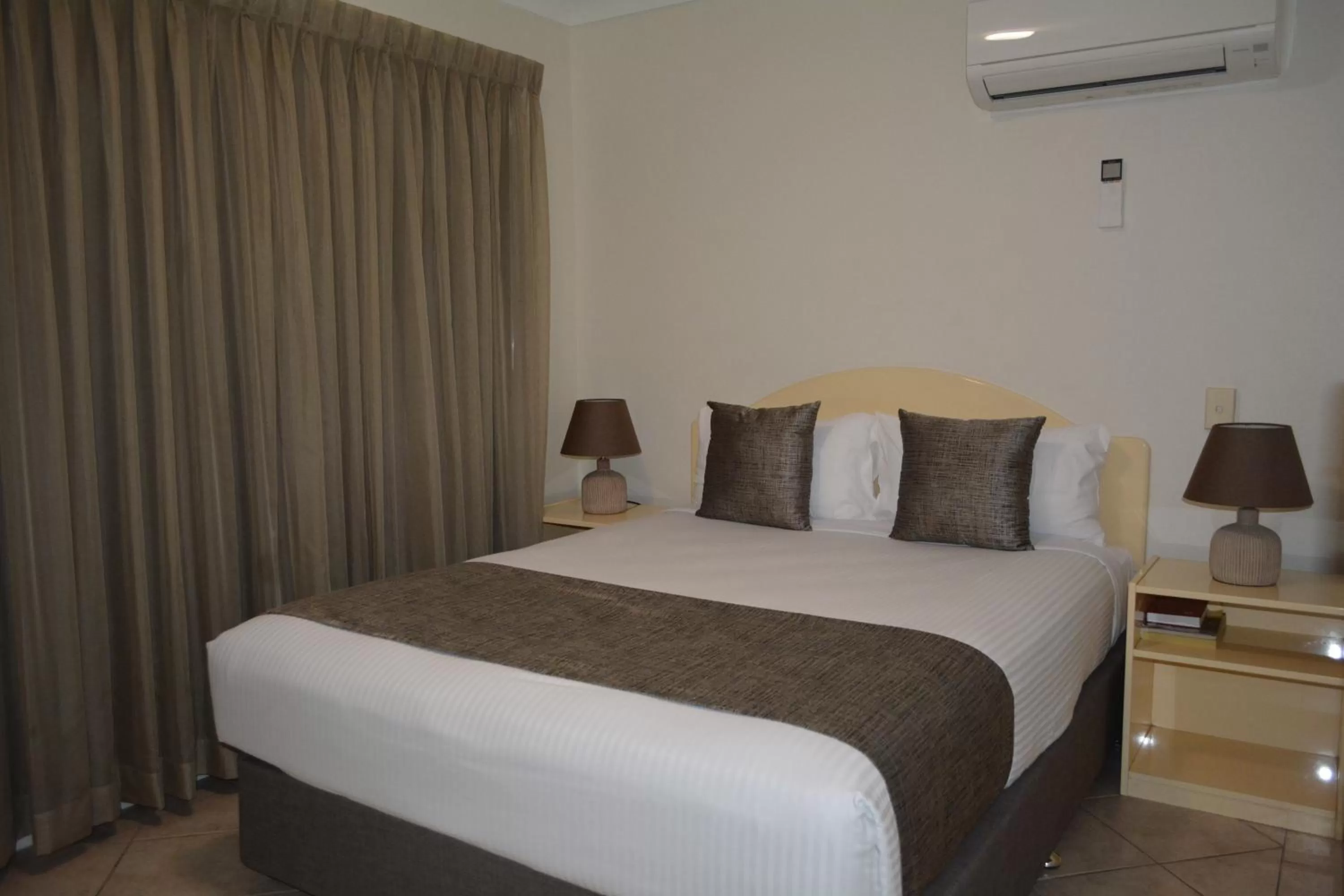 Bed in Rocky Gardens Motor Inn Rockhampton