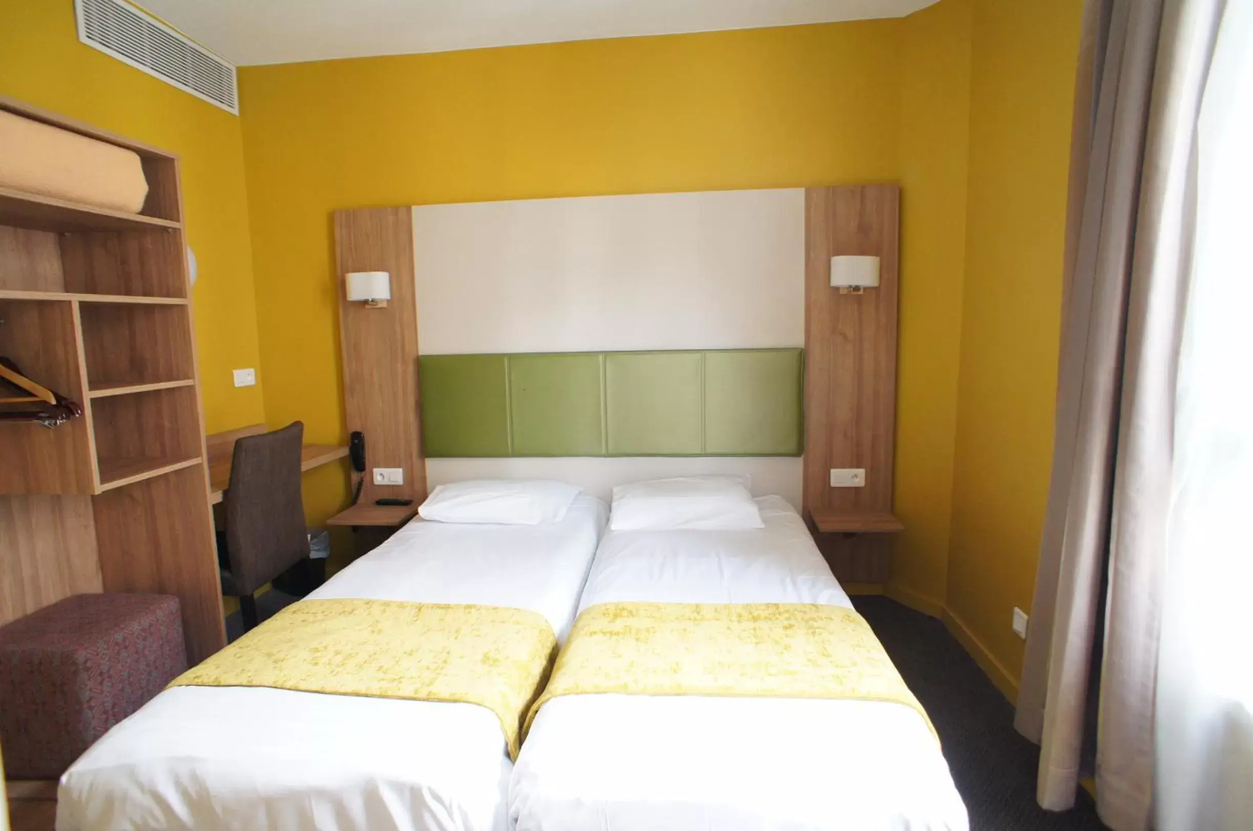 Twin Room in Hôtel De France Twin Room in Hôtel De France