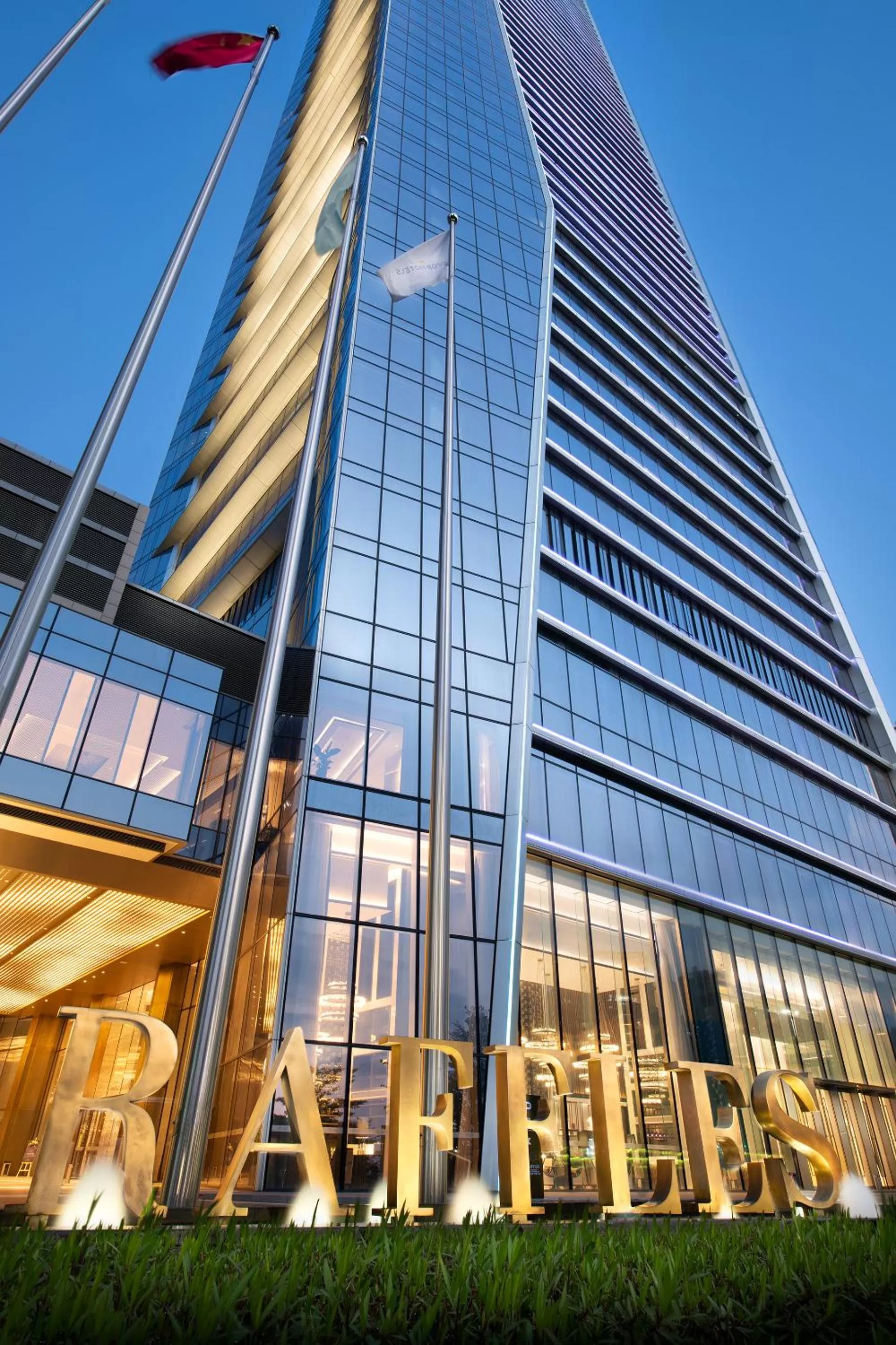 Property building in Raffles Shenzhen, Situated in the heart of One Shenzhen Bay, Book Now to Enjoy Free Minibar and Happy Hour Privileges at Long Bar on 71F