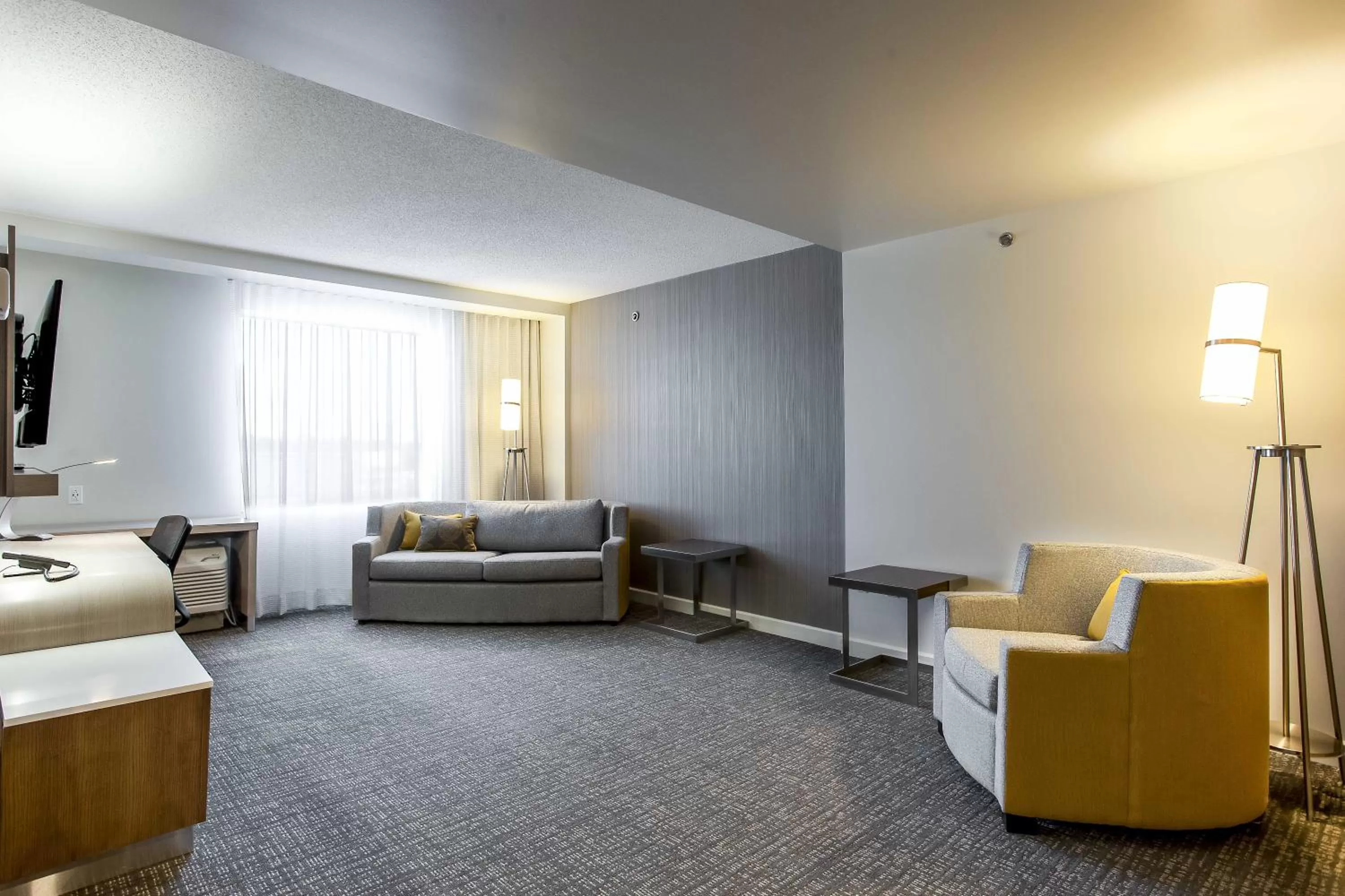 Living room, Bed in Courtyard by Marriott Montreal West Island/Baie D’Urfe