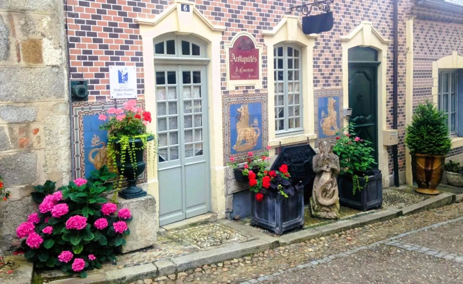 Neighbourhood in Logis Hotel La Tourelle du Beffroi