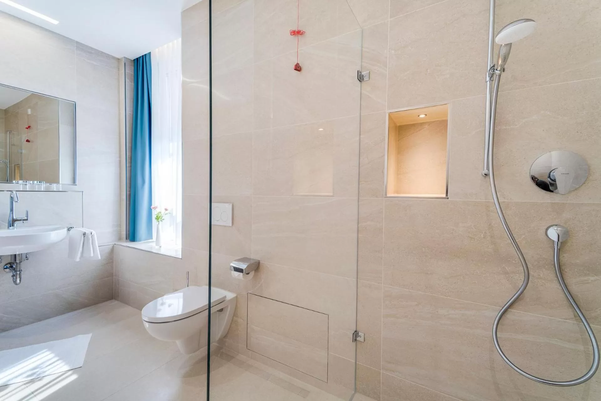 Shower in Hotel-Etage Apfelrot