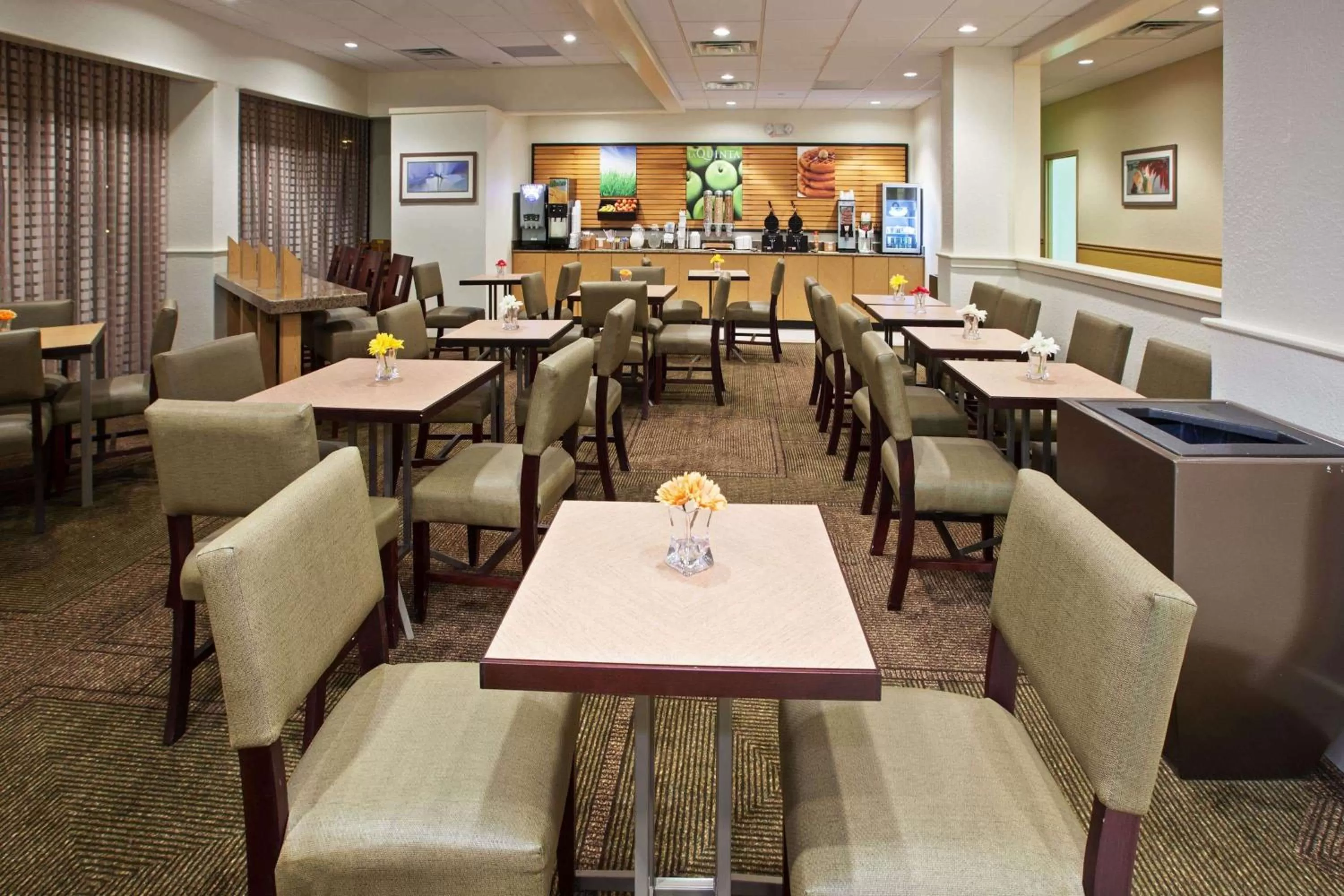Restaurant/places to eat in La Quinta by Wyndham Nashville Airport/Opryland