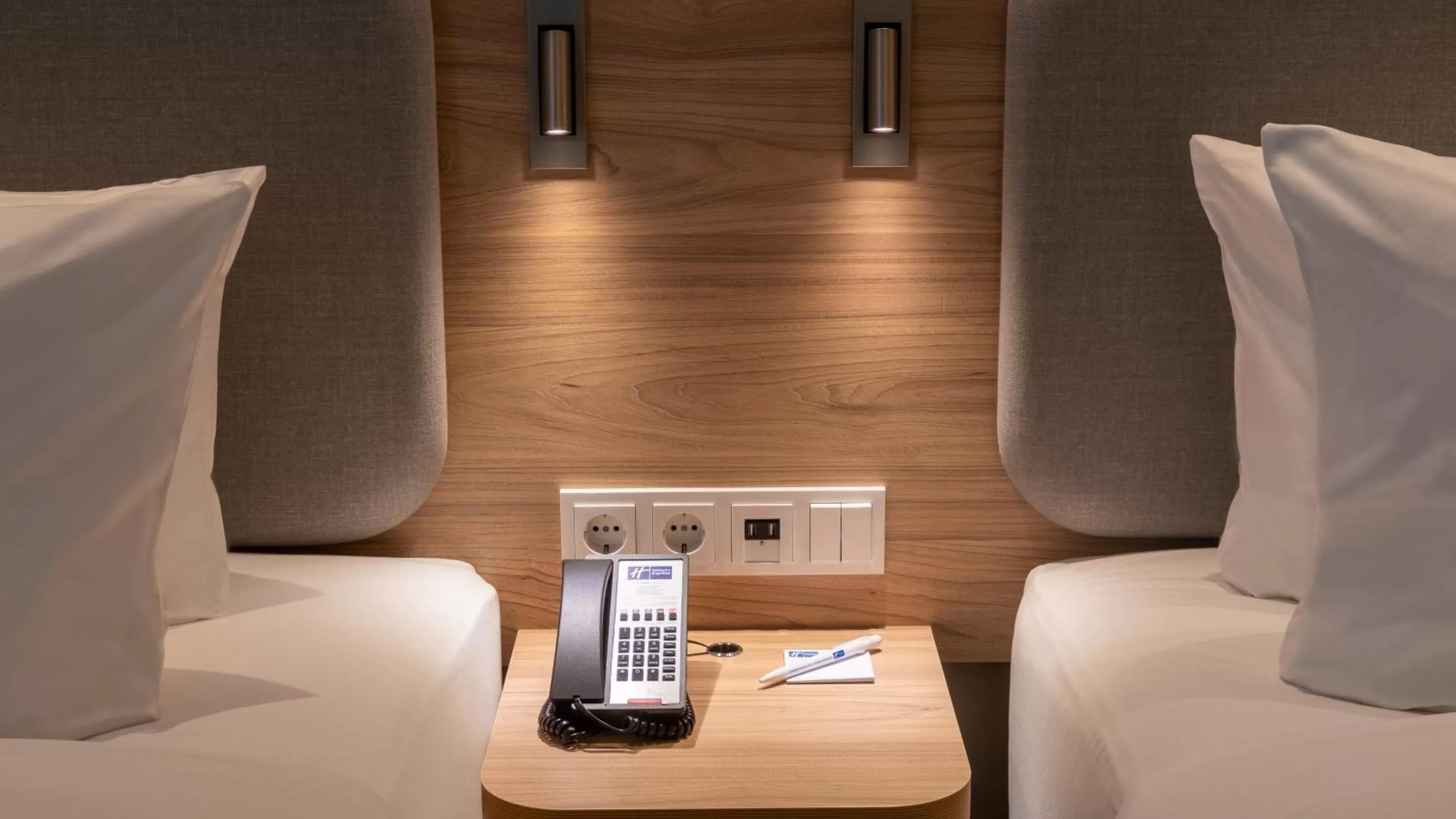 Bed in Holiday Inn Express - MUNICH NORTH by IHG