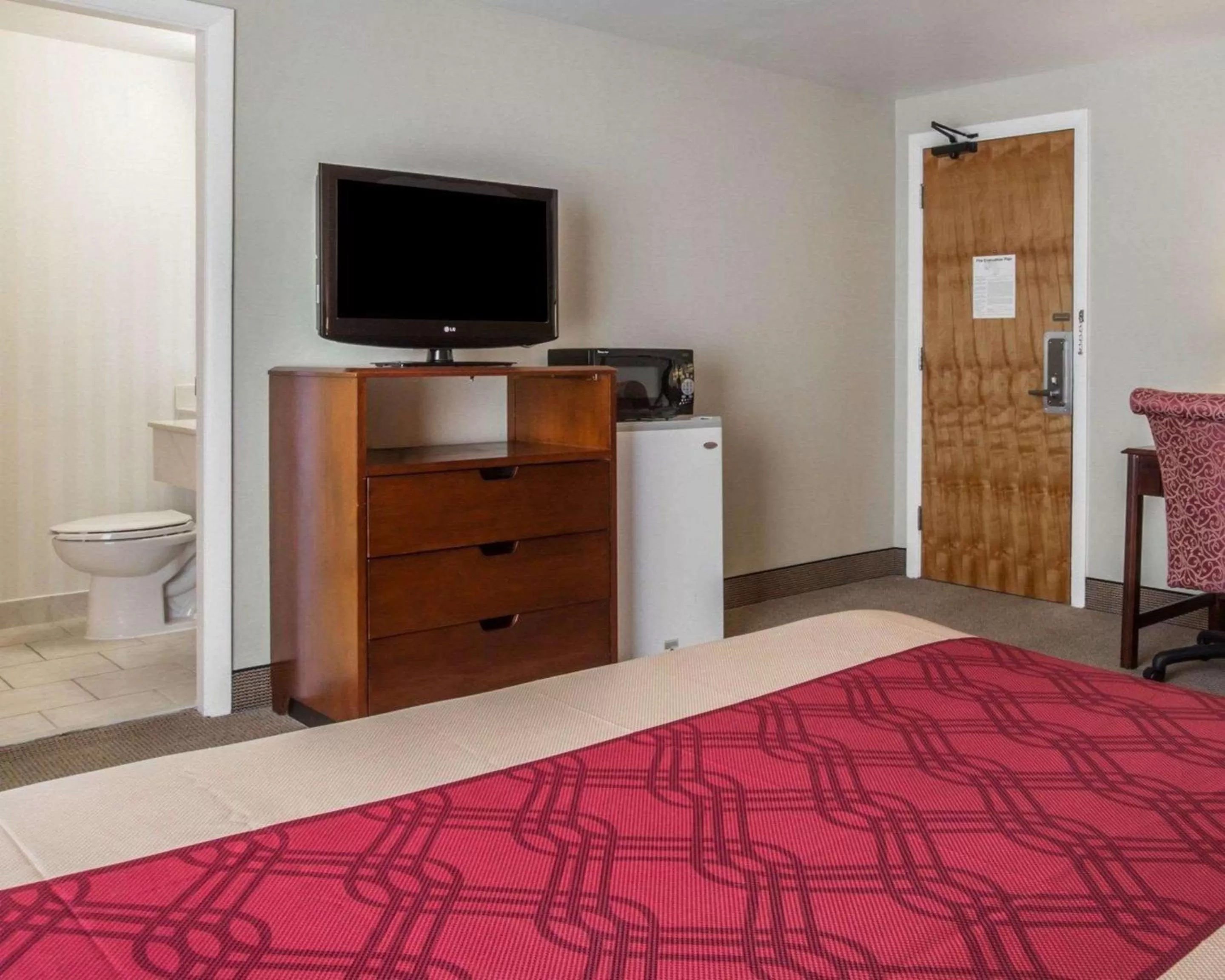 Photo of the whole room, Bed in Econo Lodge Lakes Region