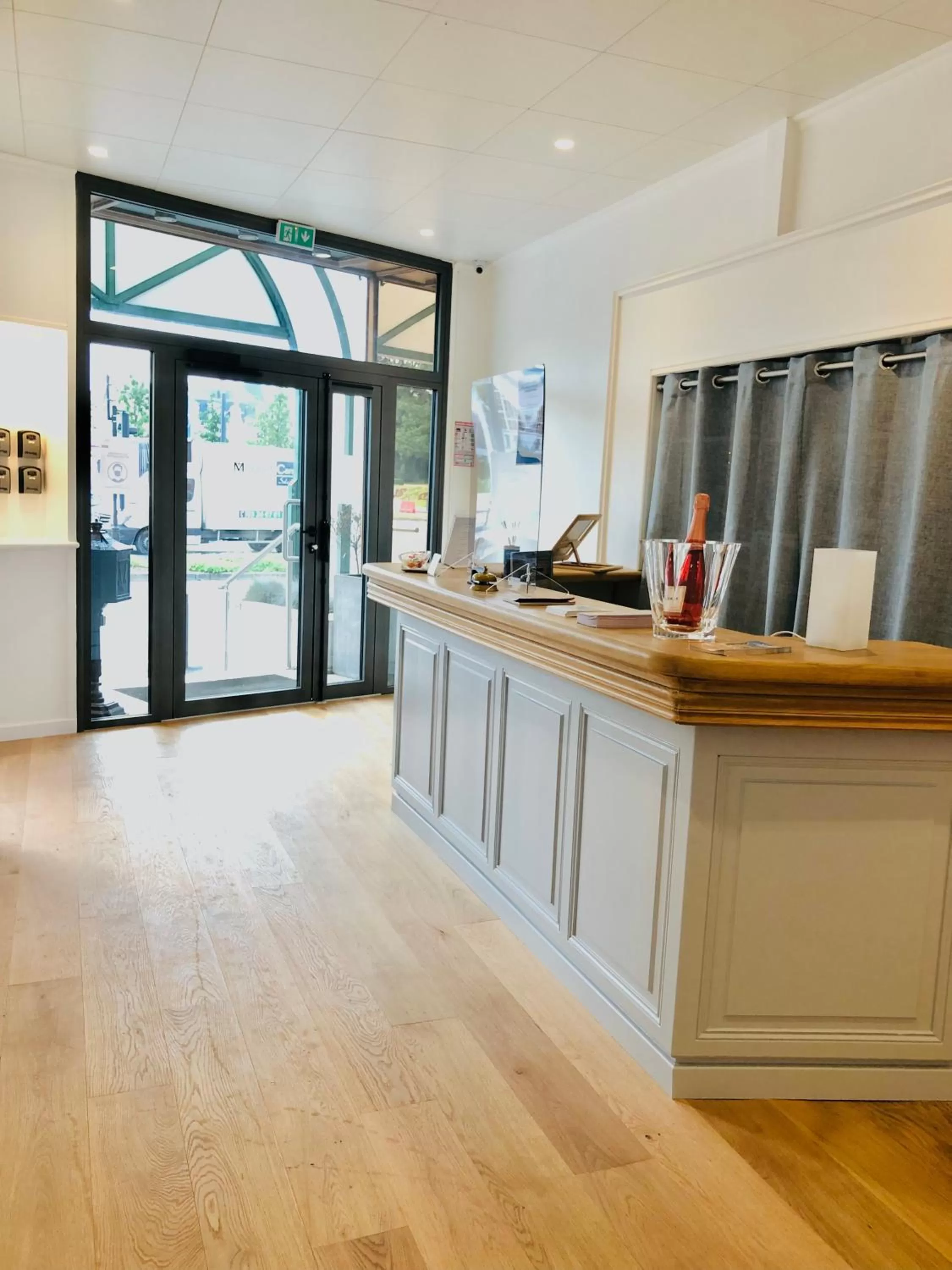 Lobby or reception in Hôtel Porte Mars Reims Gare Centre Arena