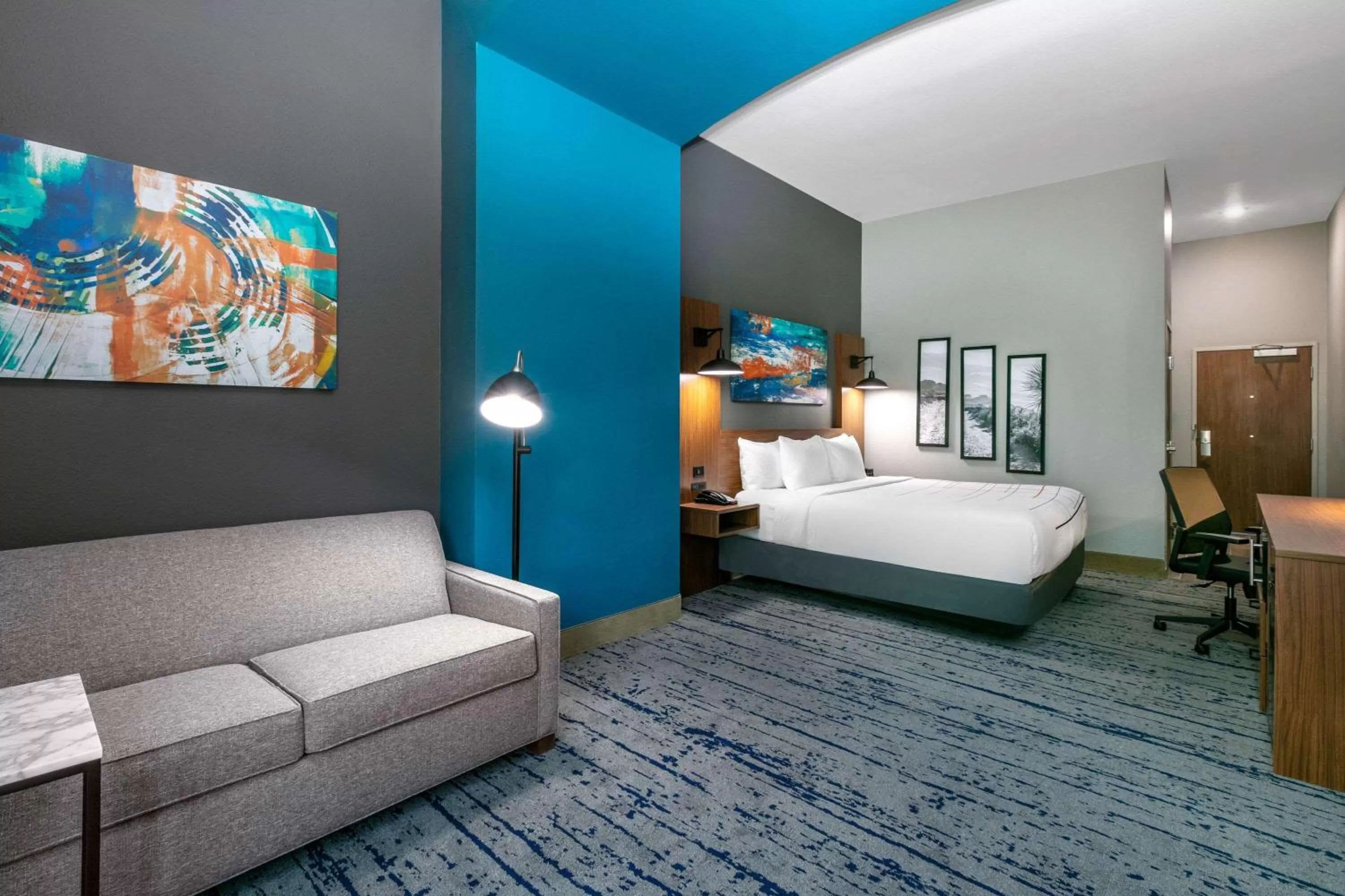 Photo of the whole room, Bed in La Quinta by Wyndham Jacksonville, Texas