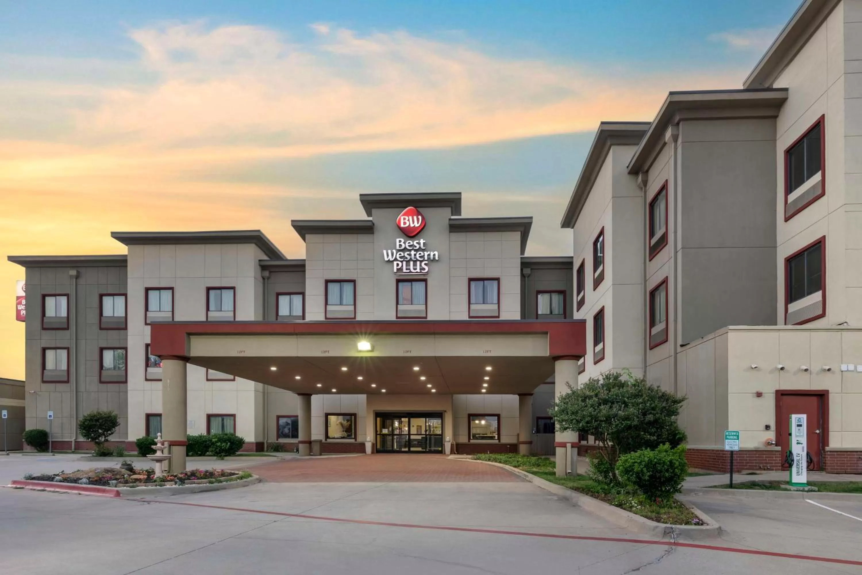 Property building in Best Western Plus Texoma Hotel & Suites