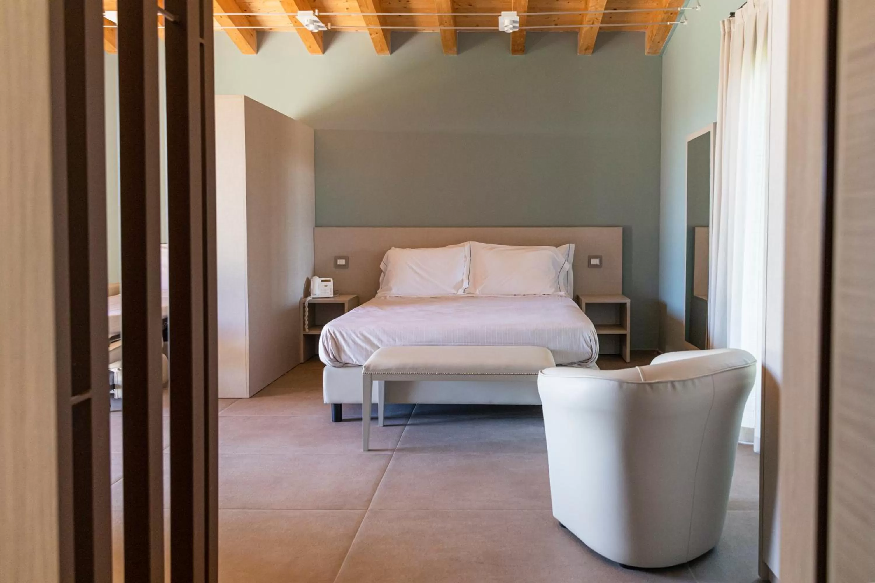 Bed in Antico Borgo Molino 7cento vicino ai Giardini di Ninfa