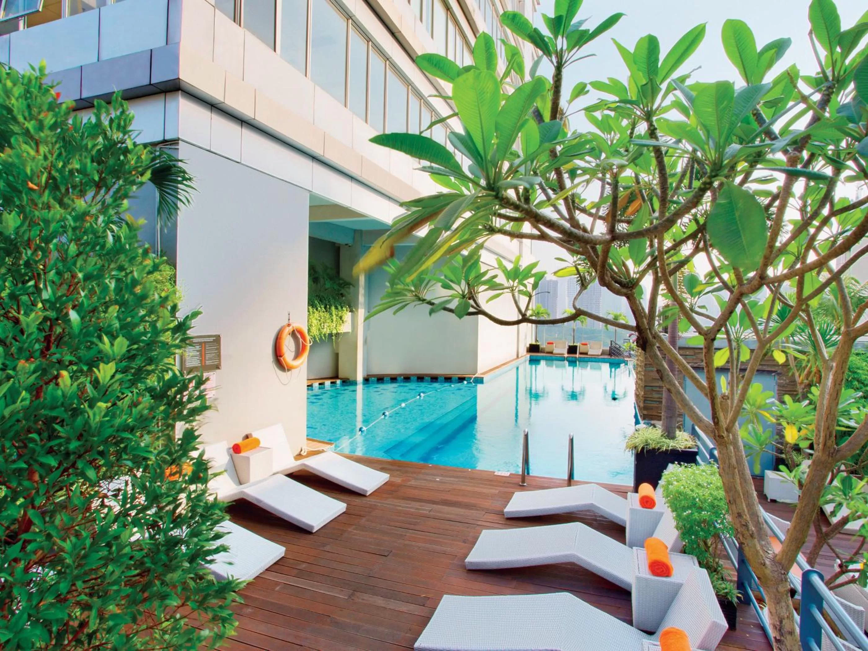 Swimming pool in HARRIS Suites fx Sudirman
