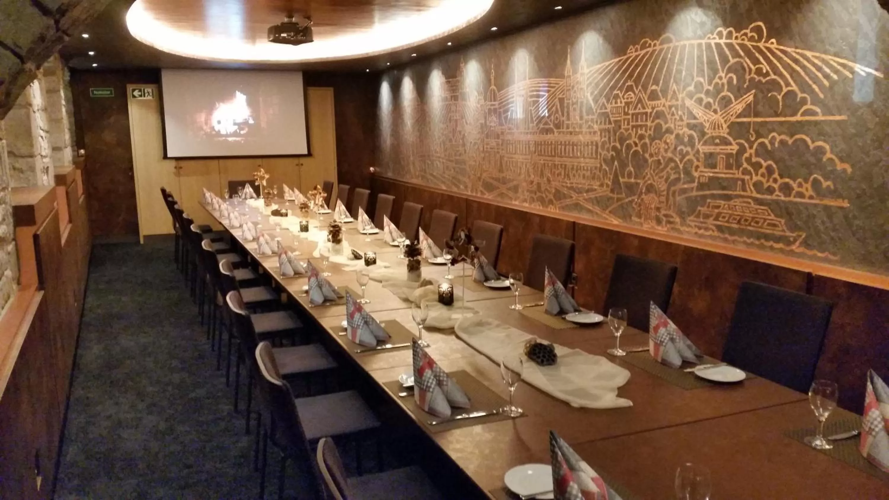 Restaurant/places to eat in City Partner Hotel Strauss