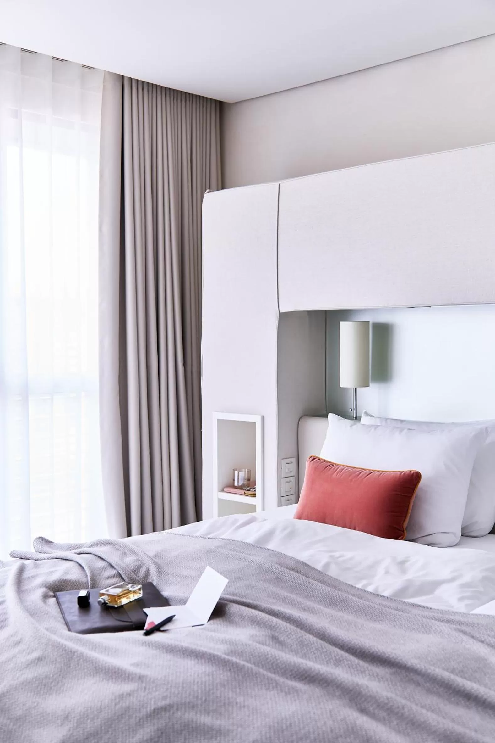 Bed in SIDE, Hamburg, a Member of Design Hotels