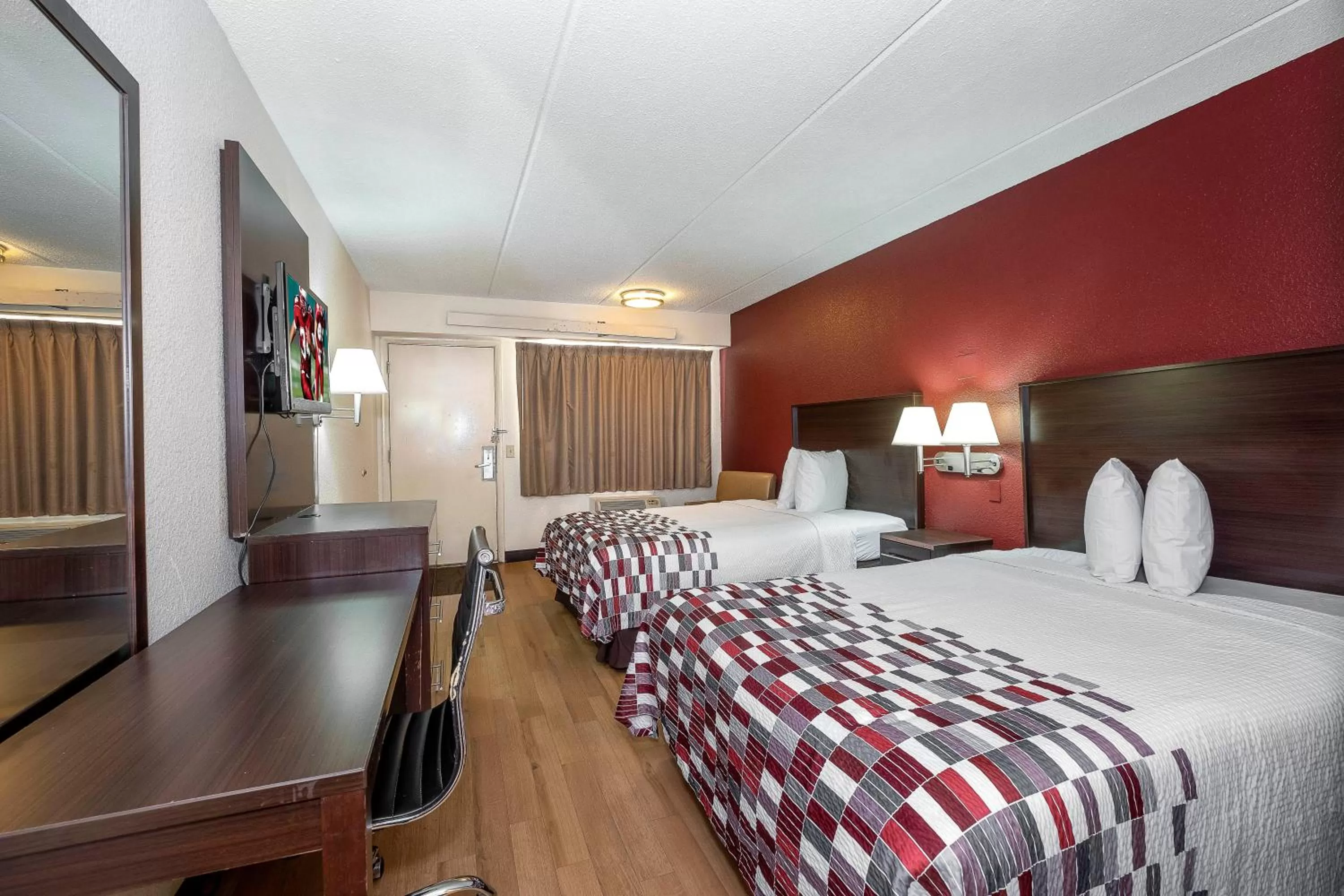 Photo of the whole room, Bed in Red Roof Inn Atlanta - Smyrna/Ballpark