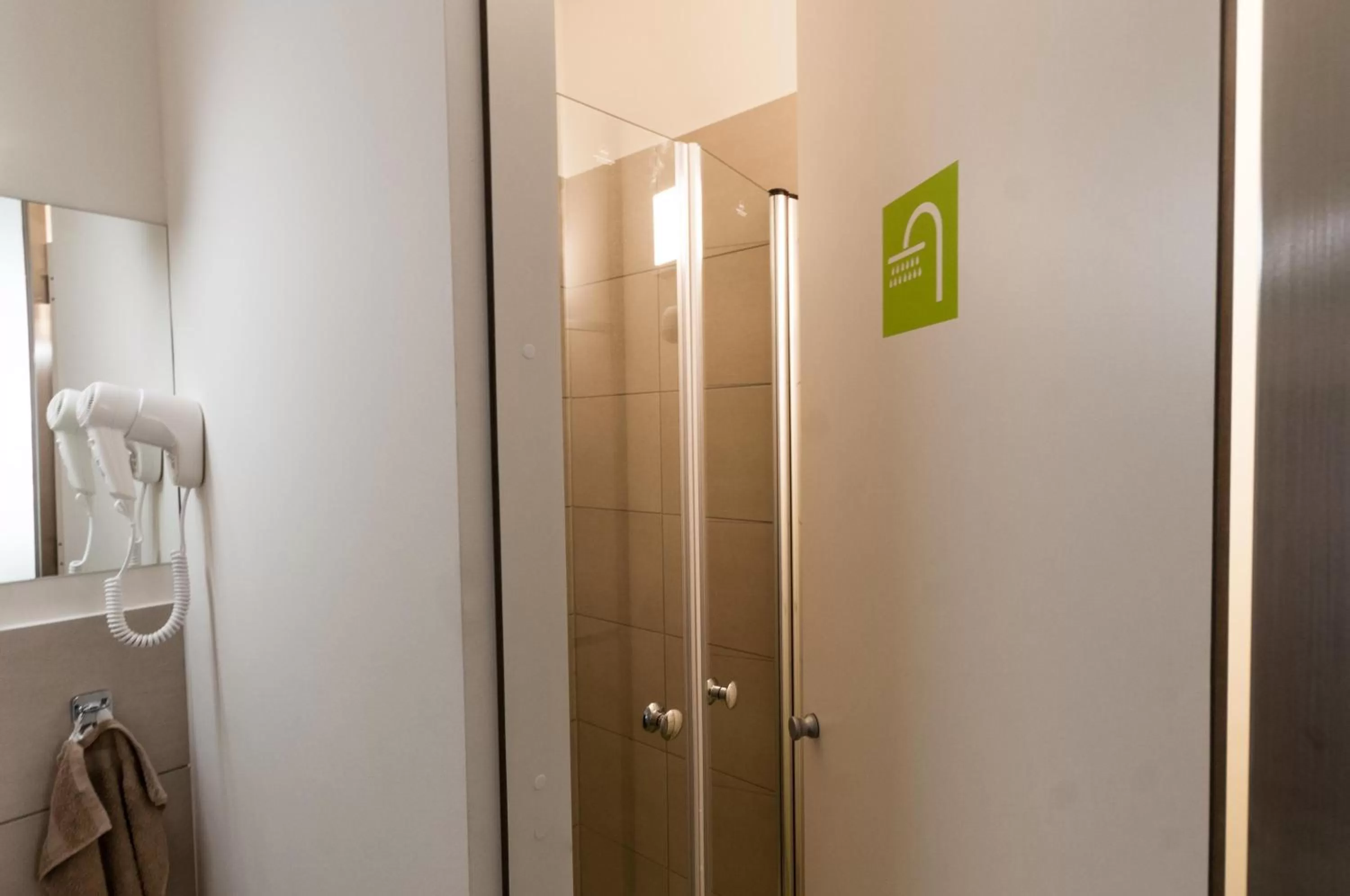 Shower in CUBE central rooms for 2