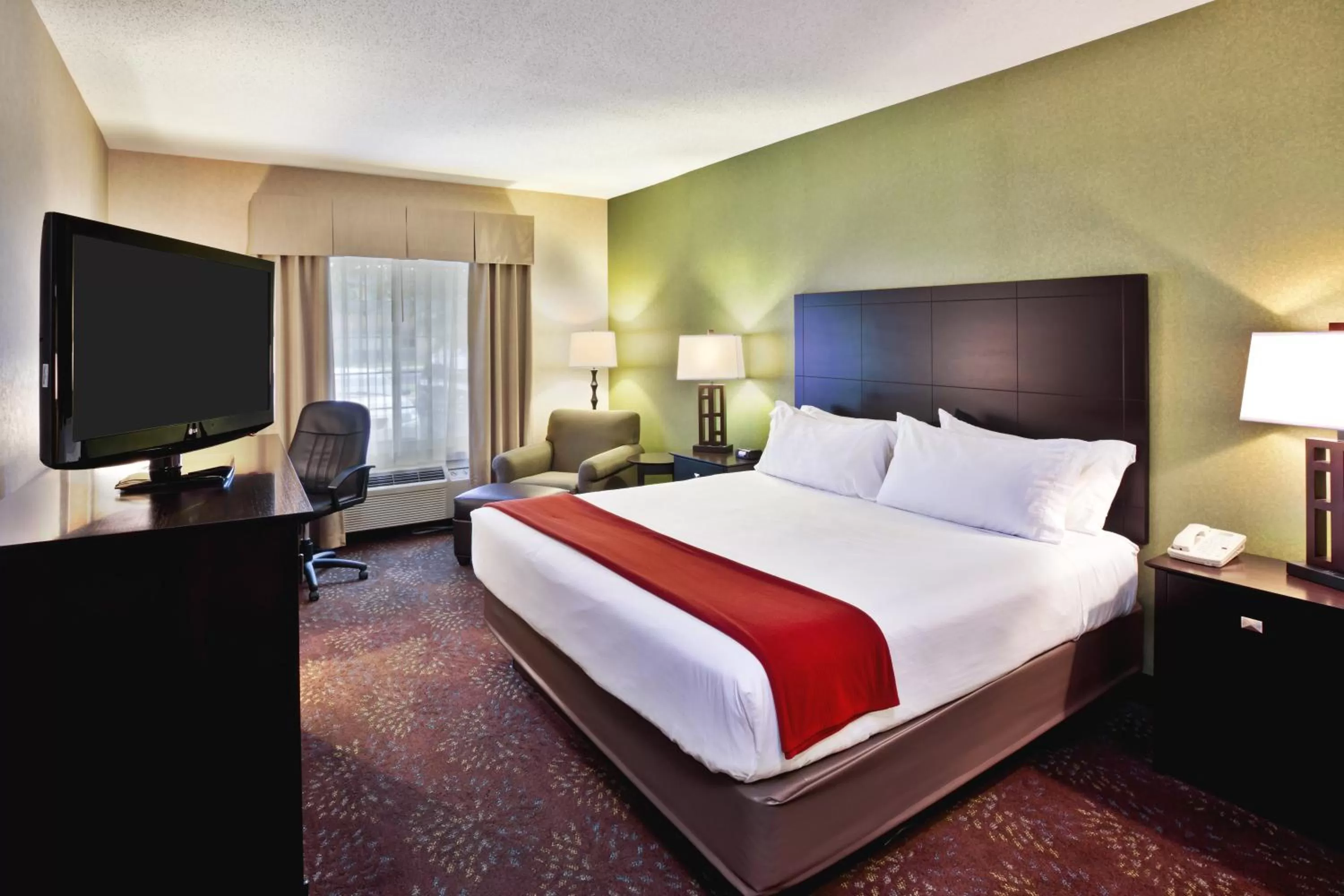 Photo of the whole room, Bed in Holiday Inn Express Hotel & Suites Woodhaven by IHG