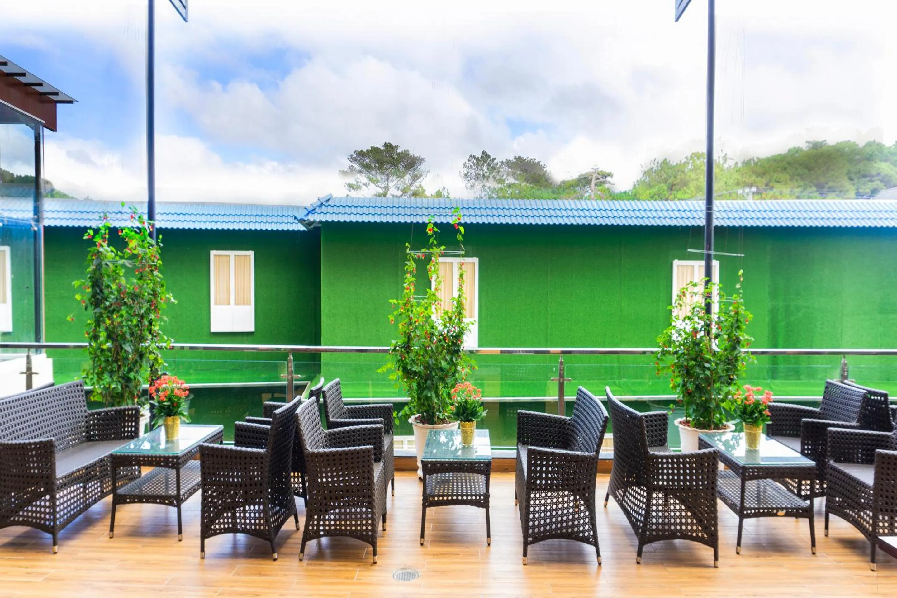 Restaurant/places to eat in Ladalat Hotel