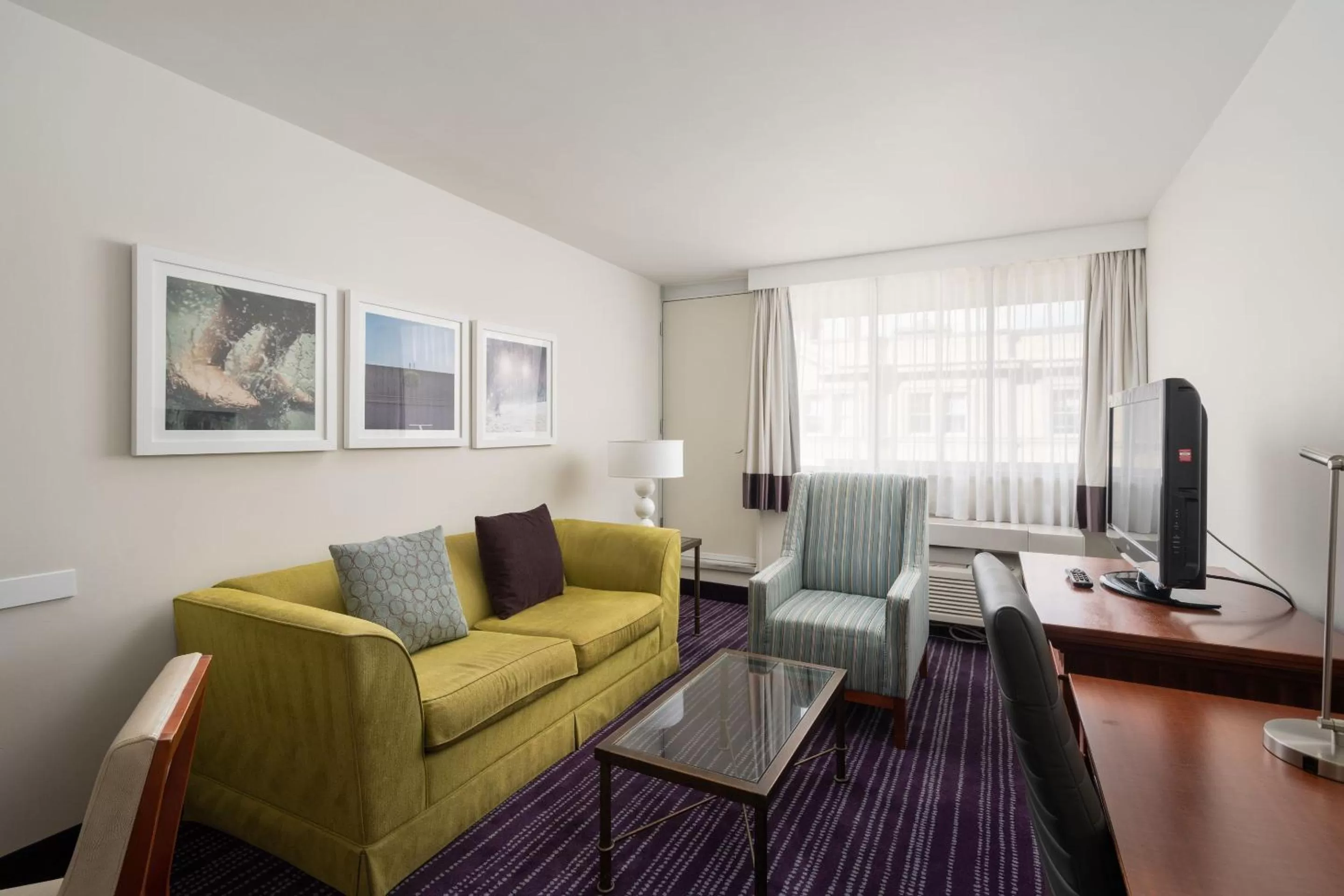 TV and multimedia, Seating Area in Hôtel 2170 Lincoln Downtown Montreal