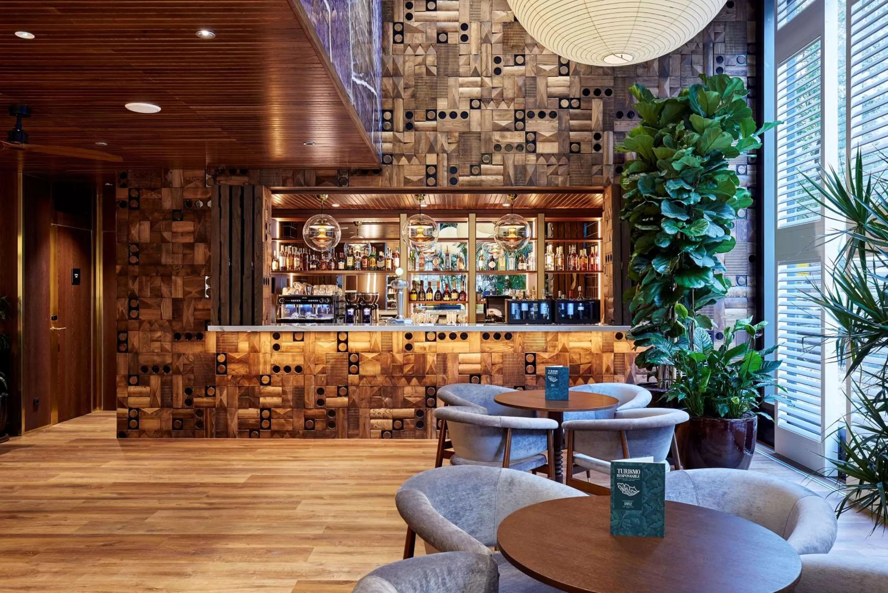 Lounge or bar in Radisson Blu 1882 Hotel, Barcelona Sagrada Familia