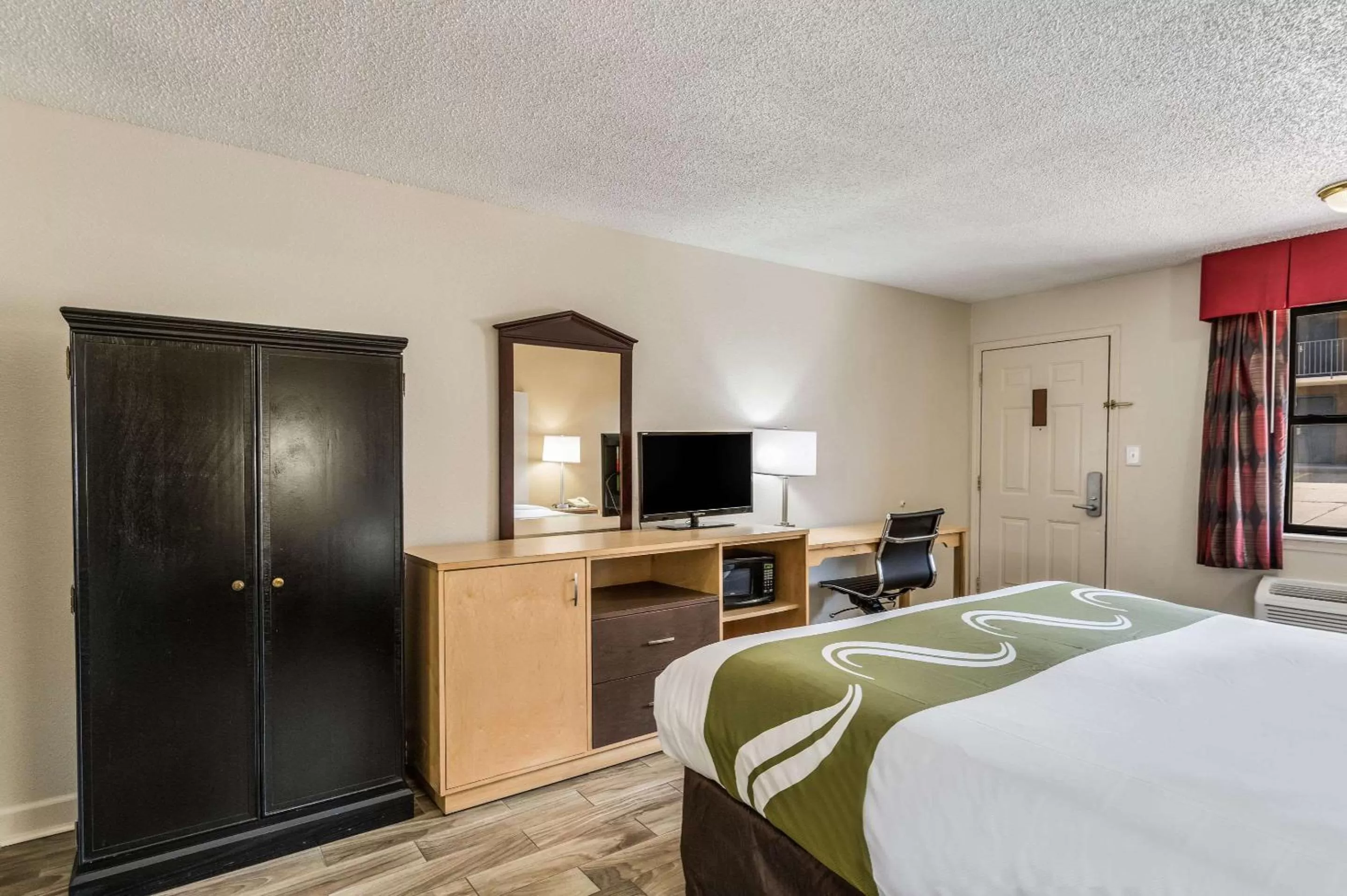 Photo of the whole room, Bed in Quality Inn & Suites Hot Springs-Lake Hamilton