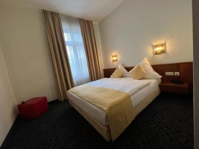 Photo of the whole room, Bed in Stadthotel