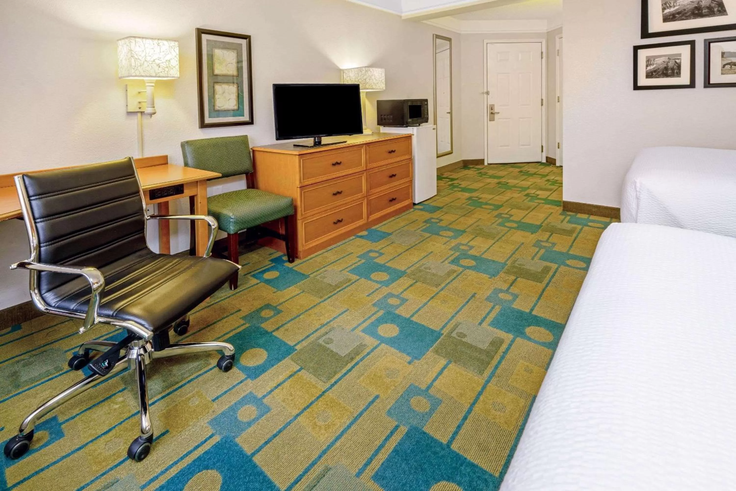 Photo of the whole room, Bed in La Quinta by Wyndham Salt Lake City Airport